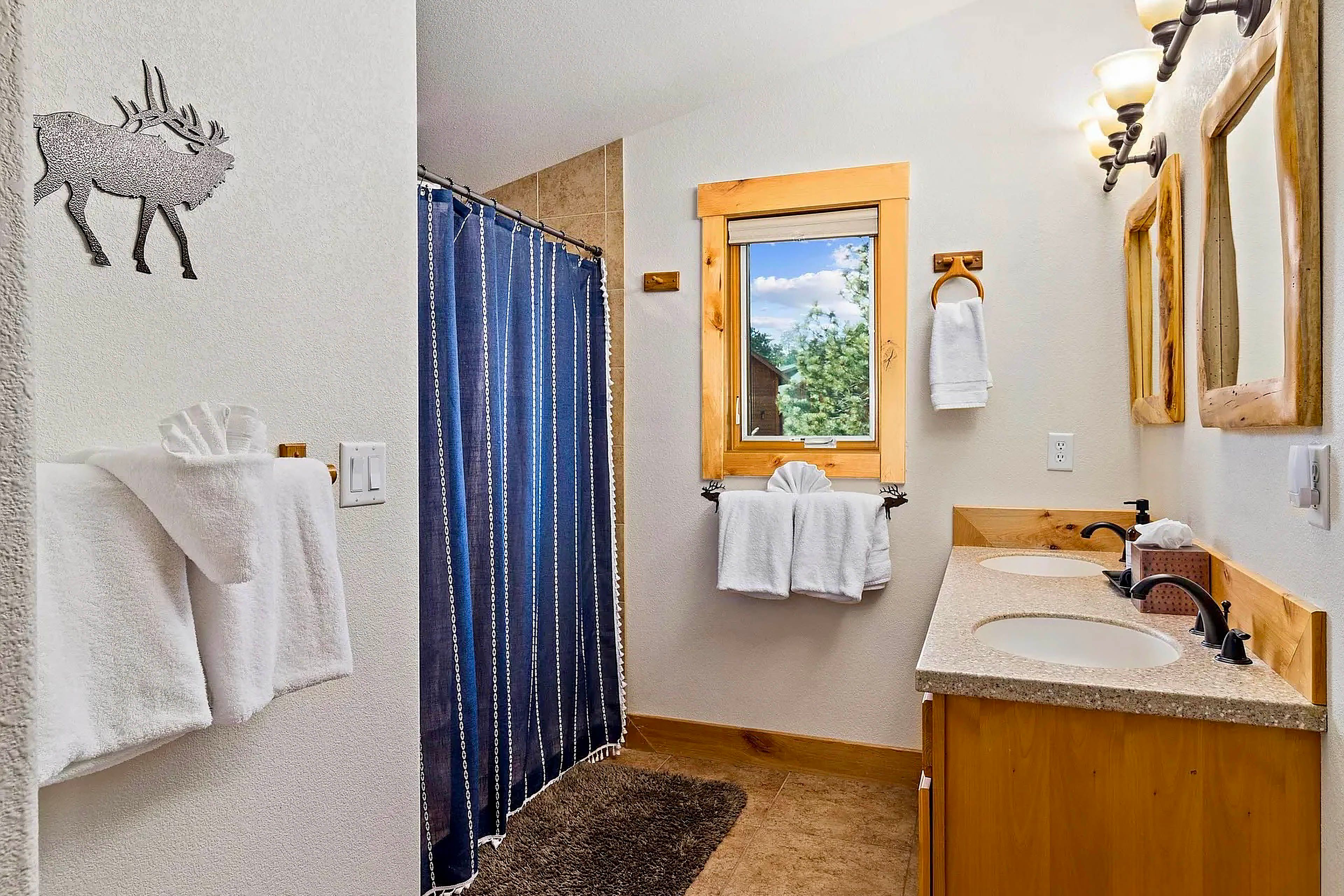 Full En-Suite Bathroom | Towels Provided | 2nd Floor