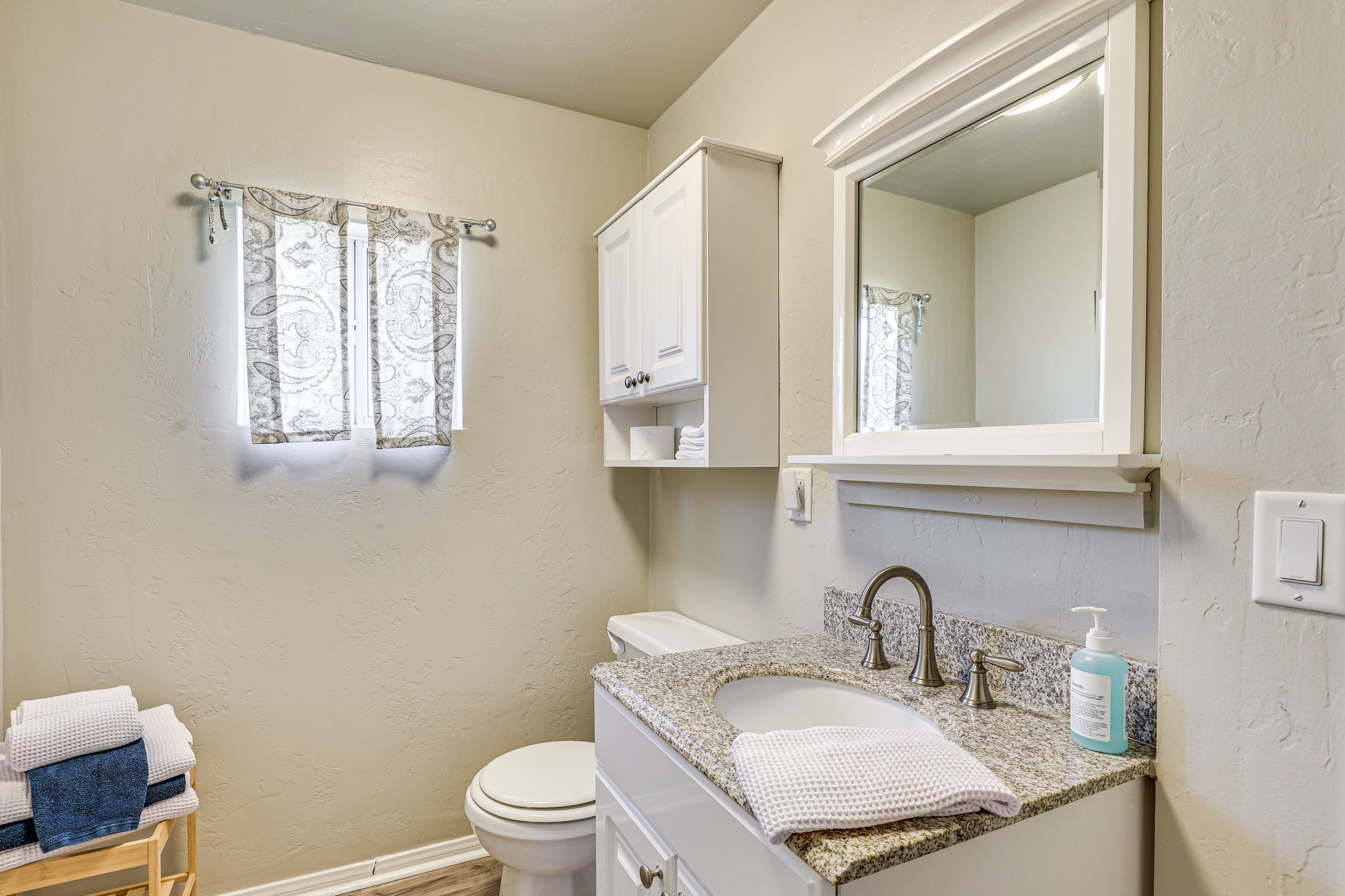 Full Bathroom | Towels Provided