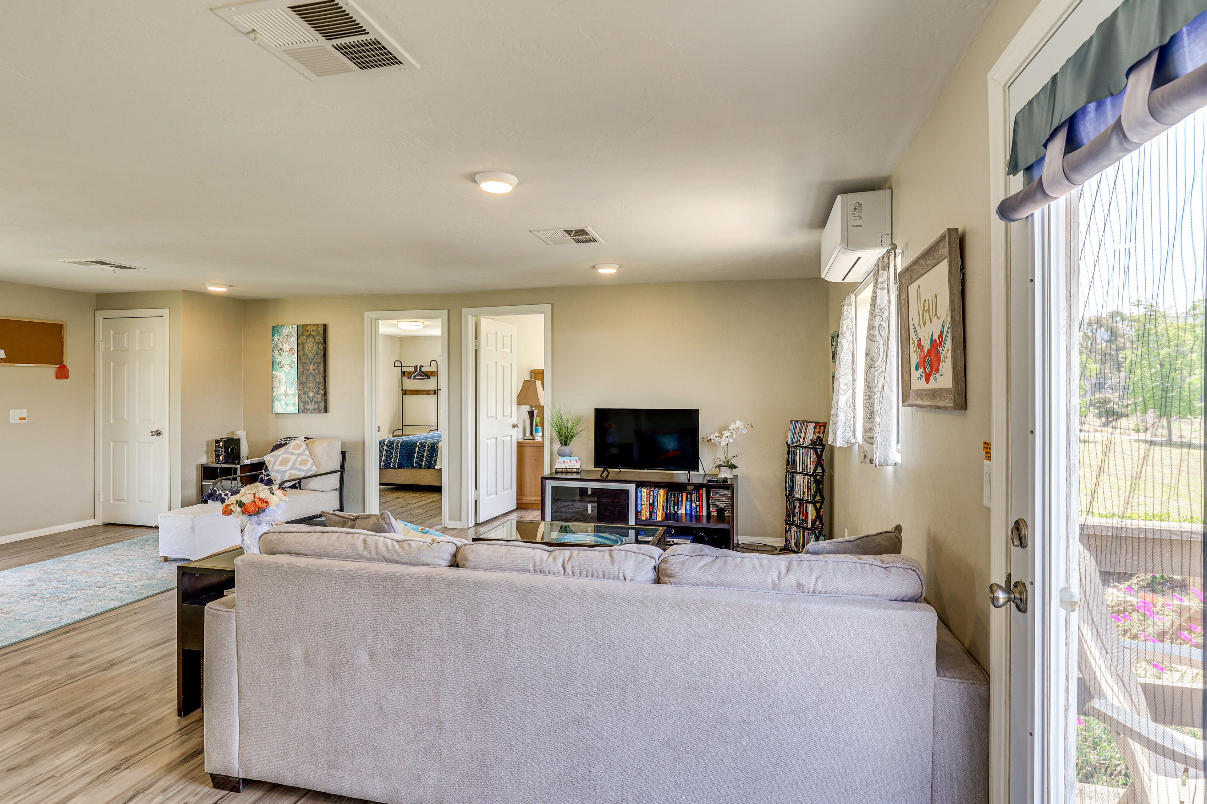 Living Area | Smart TV | Central A/C & Heat | Free WiFi