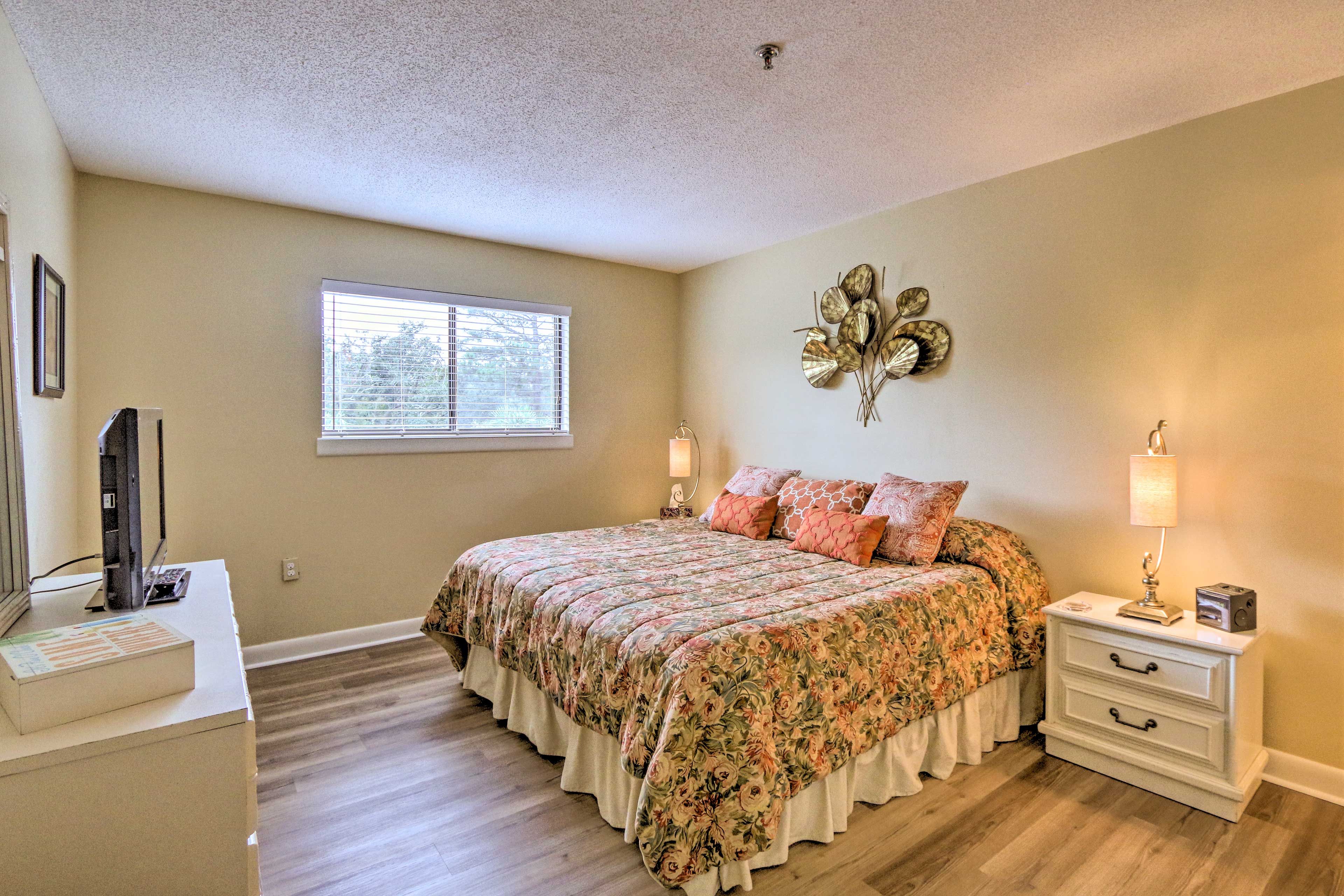 Bedroom 1 | King Bed