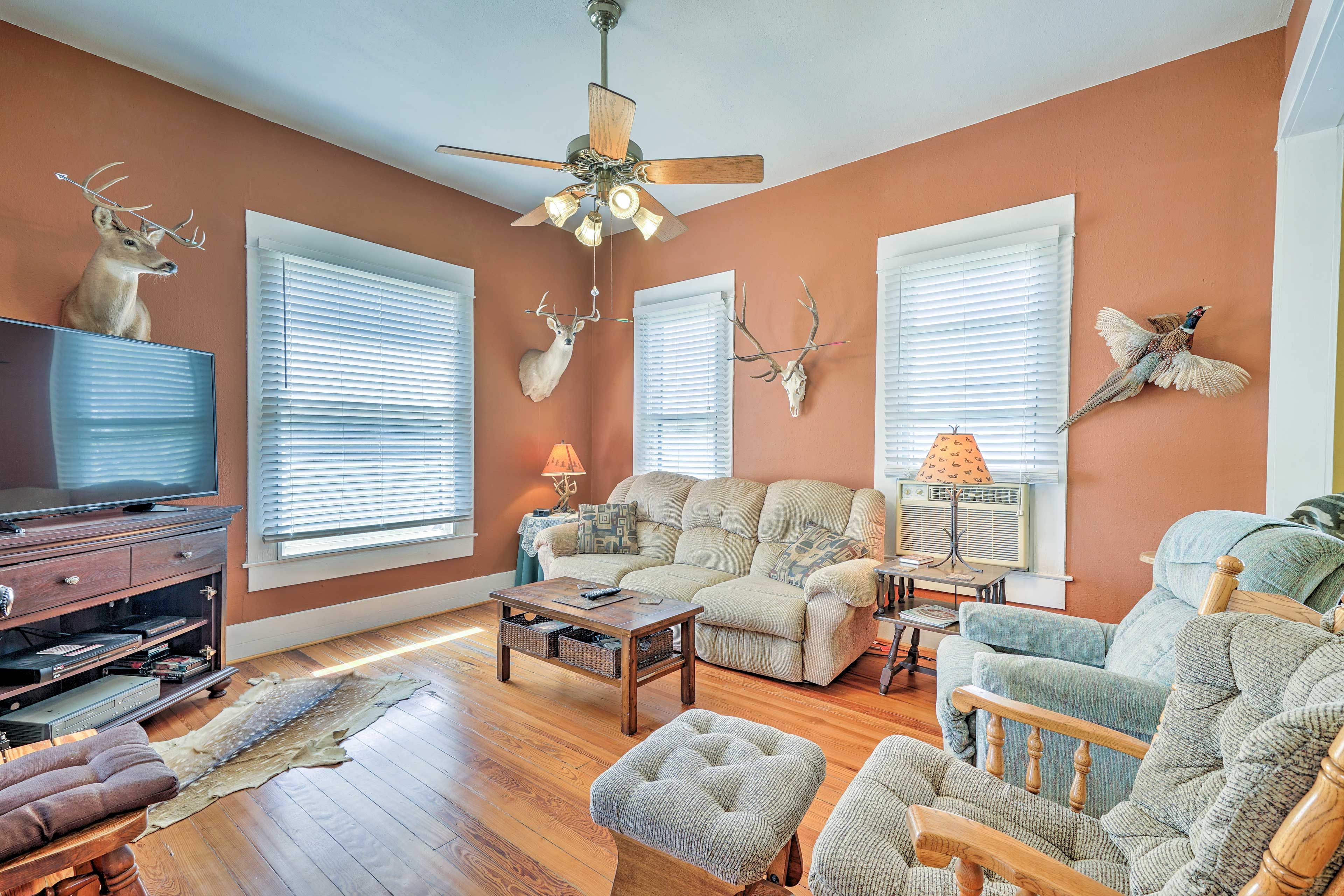 The Texas county side awaits at this 2-bedroom, 1-bathroom Lampasas cabin!