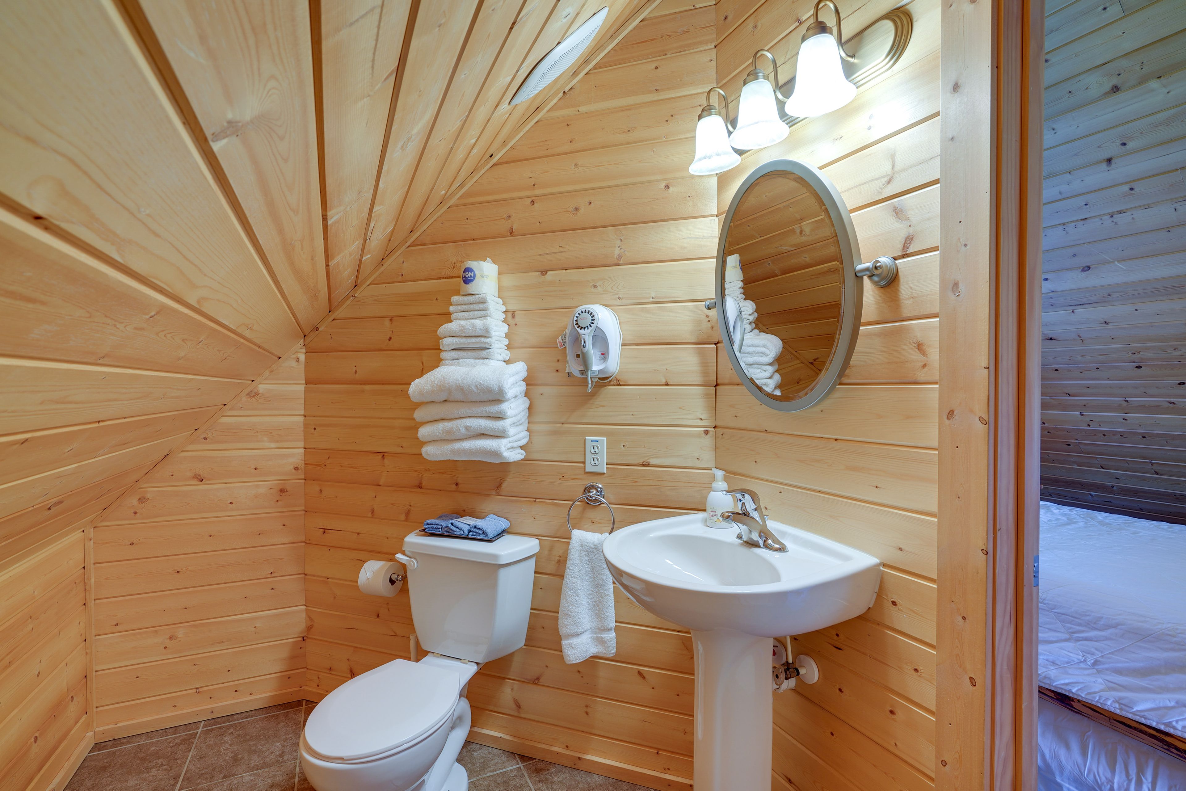Full Bathroom | Towels Provided