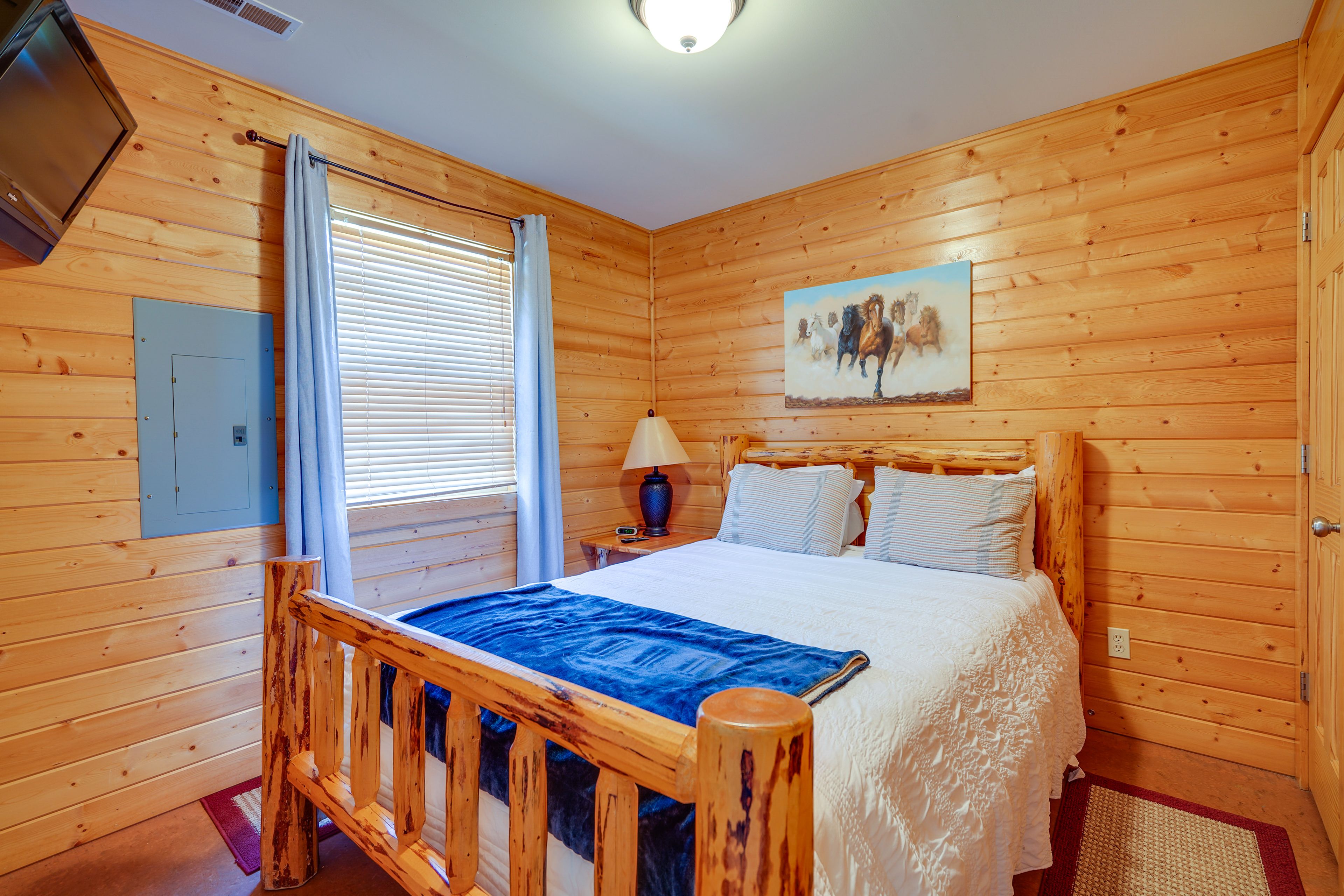 Bedroom | Queen Bed | Linens Provided