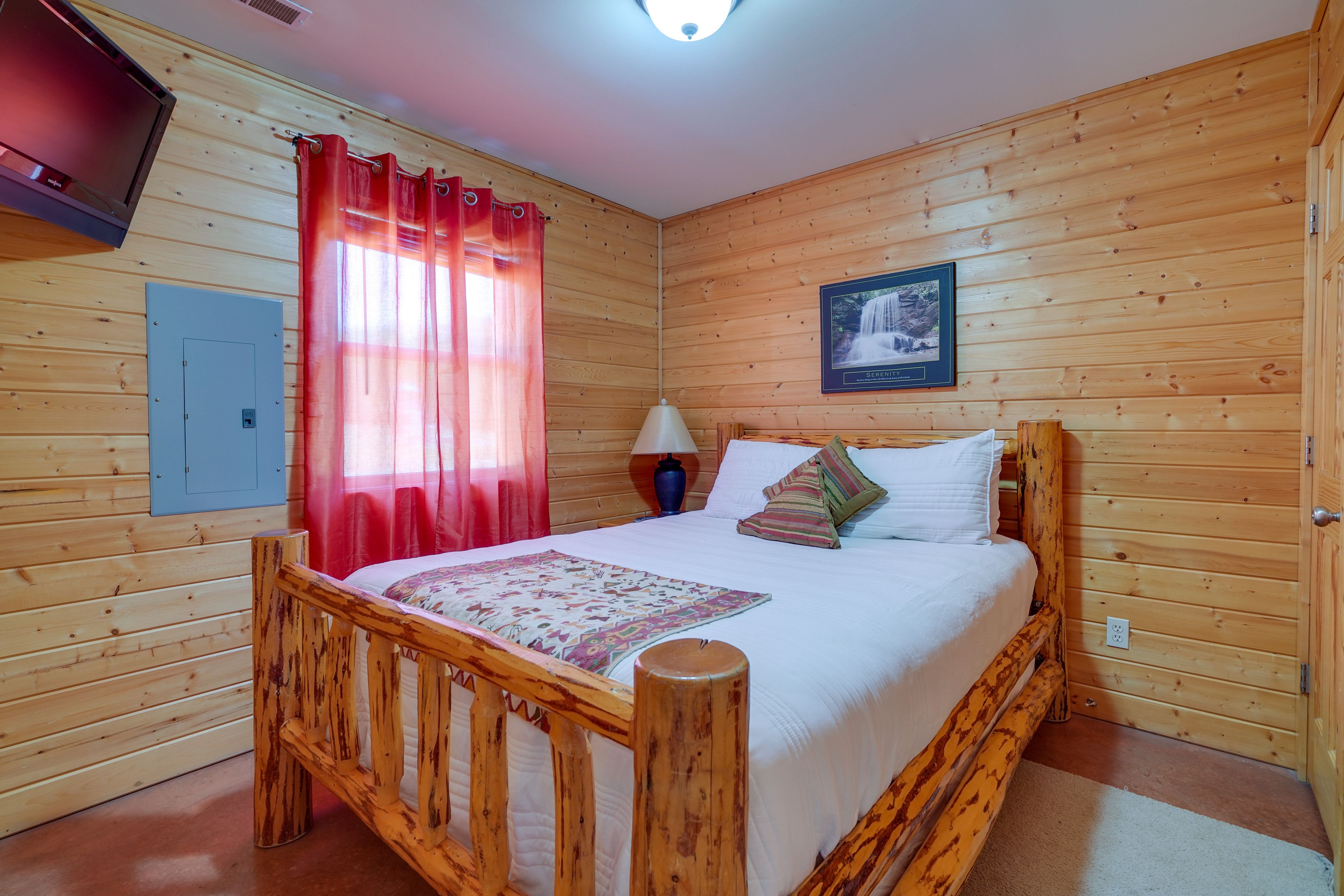 Bedroom | Queen Bed | Linens Provided