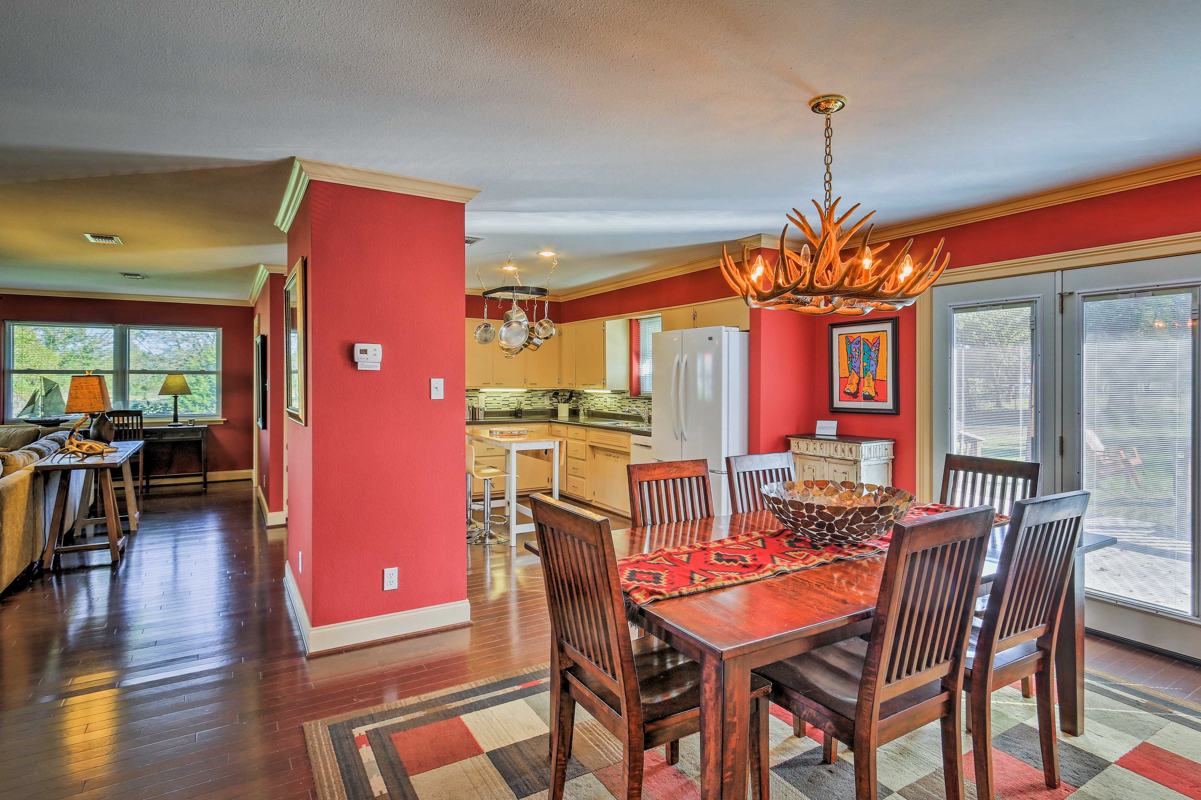 Dining Table | Dishware Provided