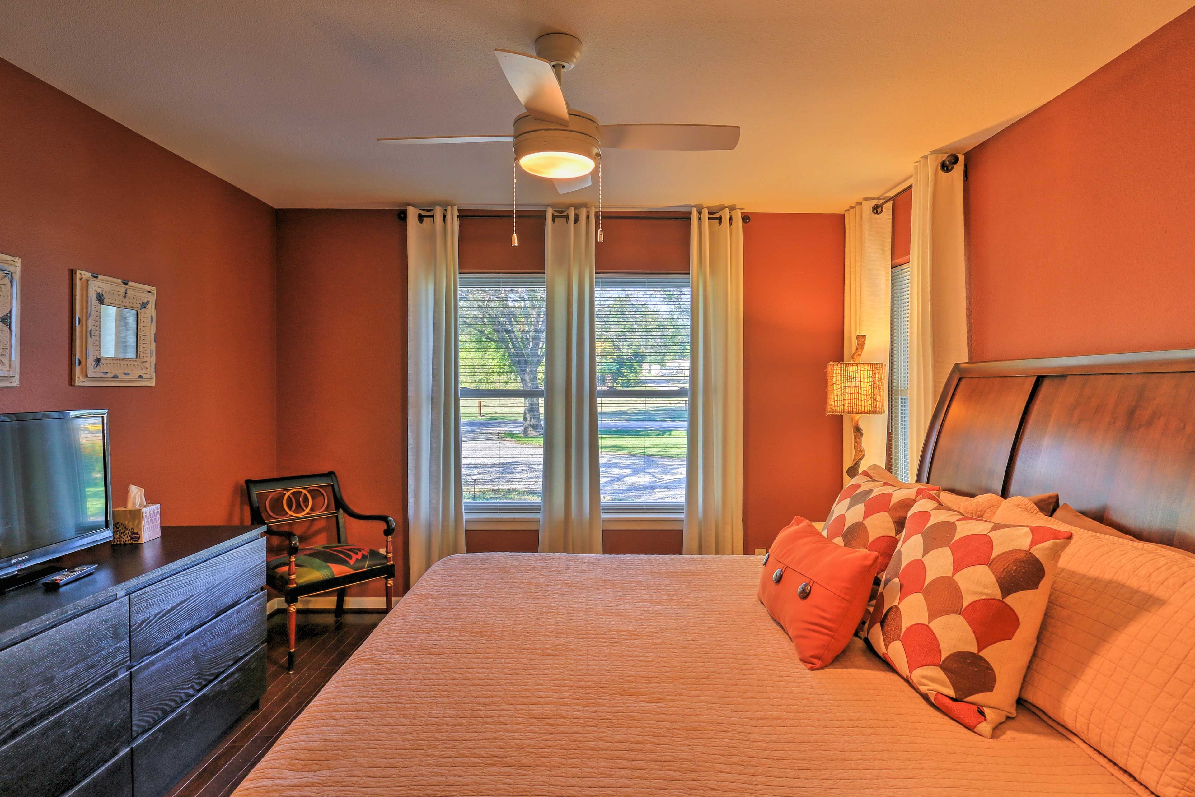 Bedroom 1 | King Bed