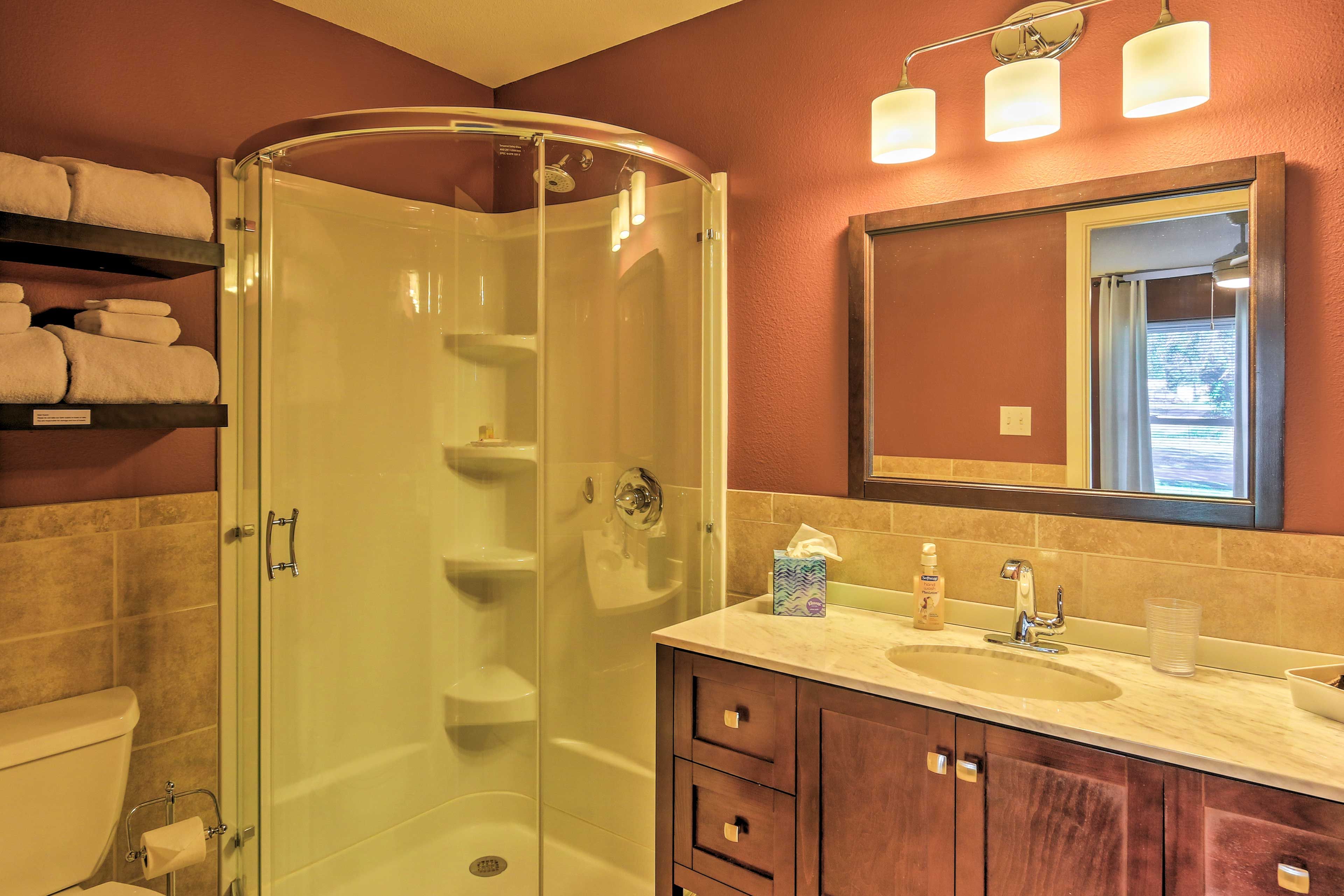 Full Bathroom | Towels Provided