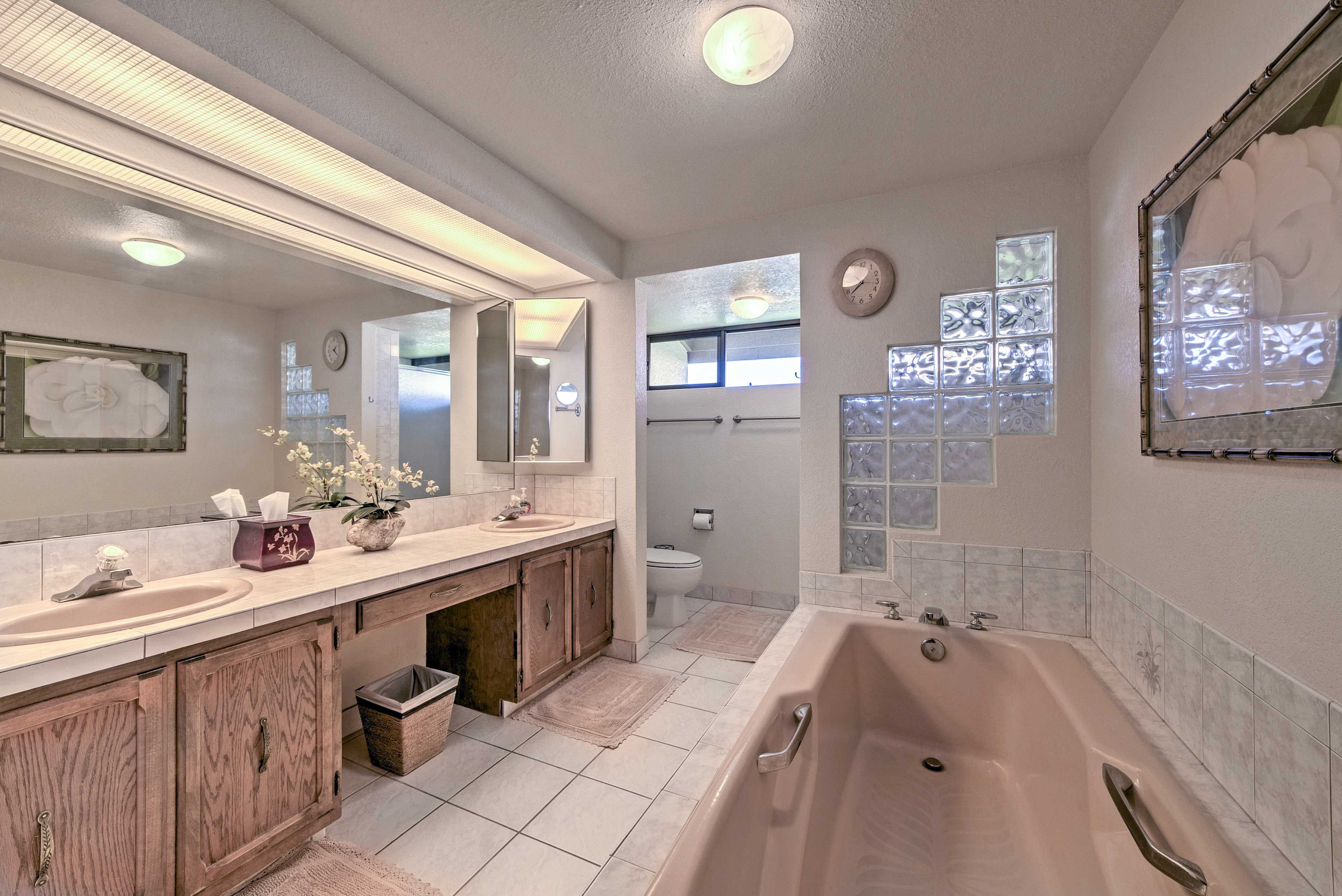 Full Bathroom | Towels Provided