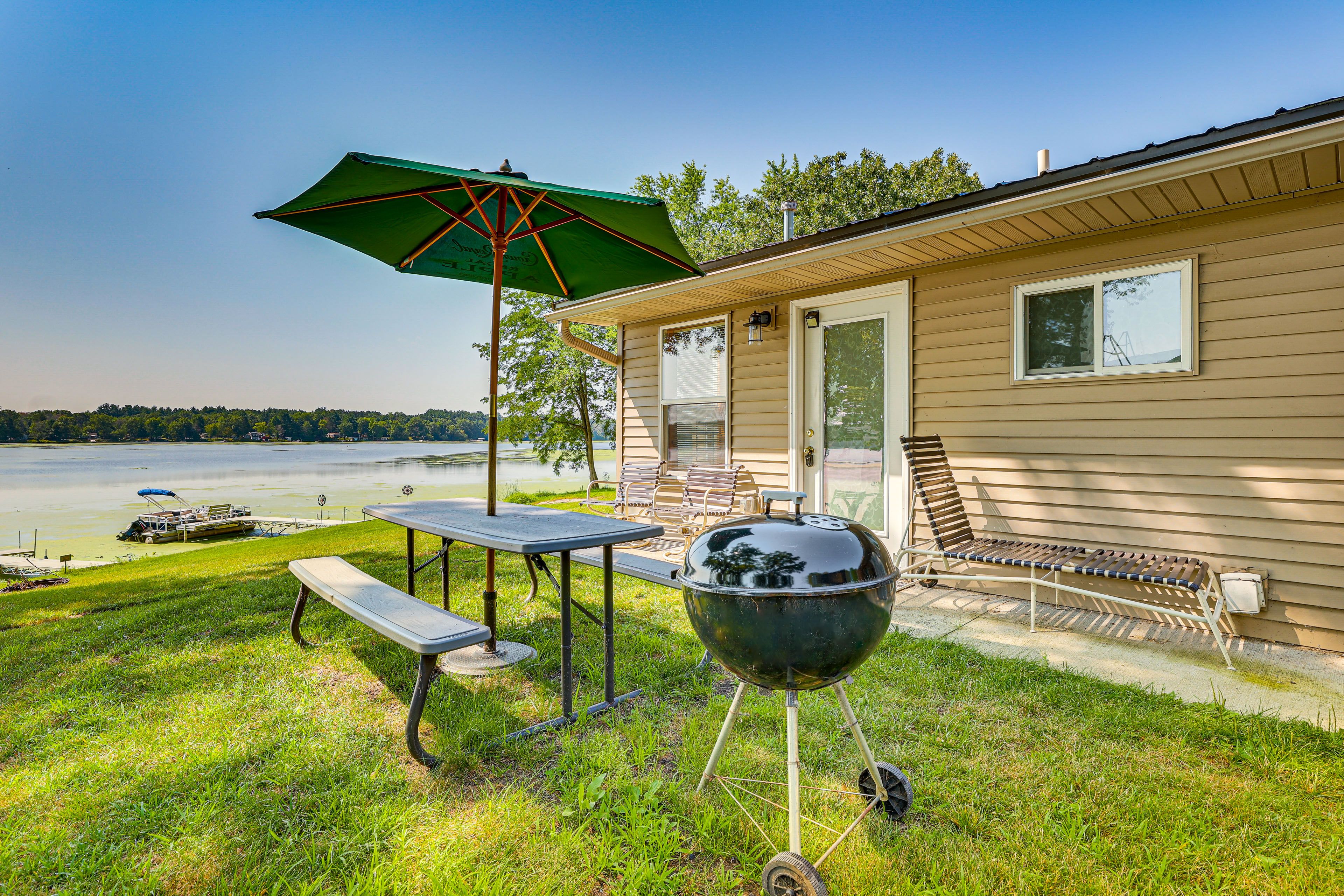 Yard | Grill | Picnic Table