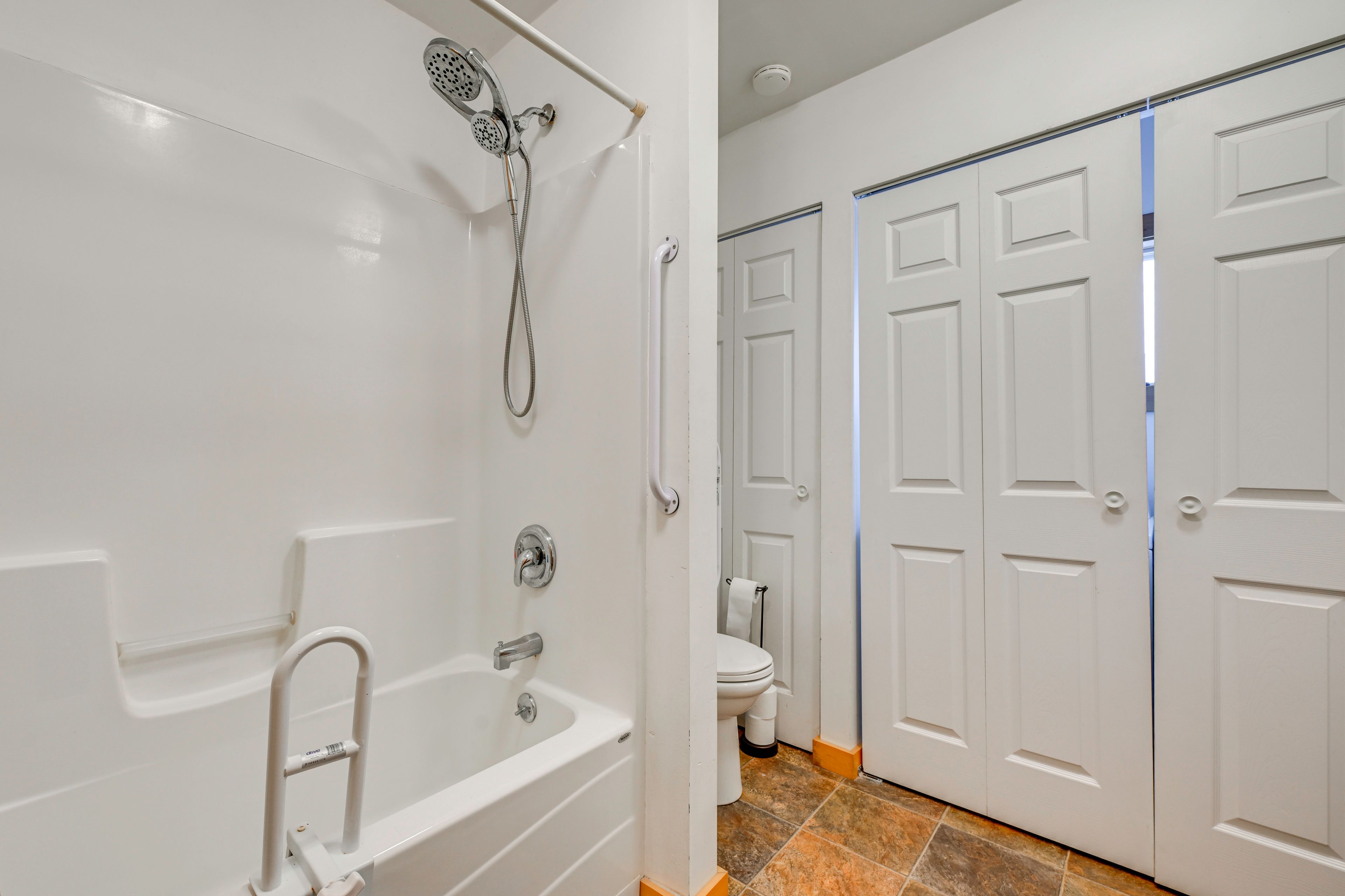 Full Bathroom | Main Level | Towels Provided | Toiletries
