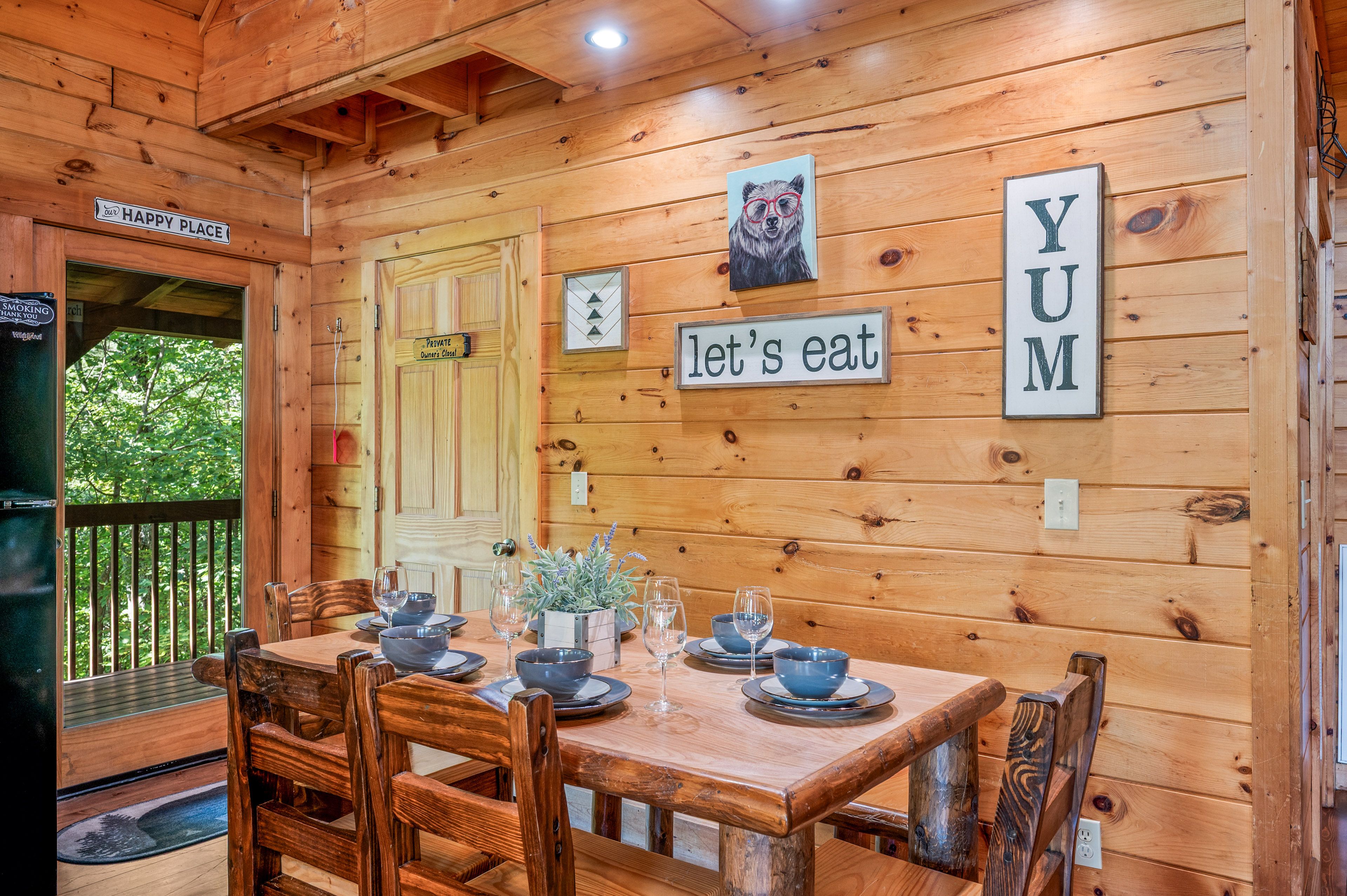 Dining Area | Dishes & Flatware Provided