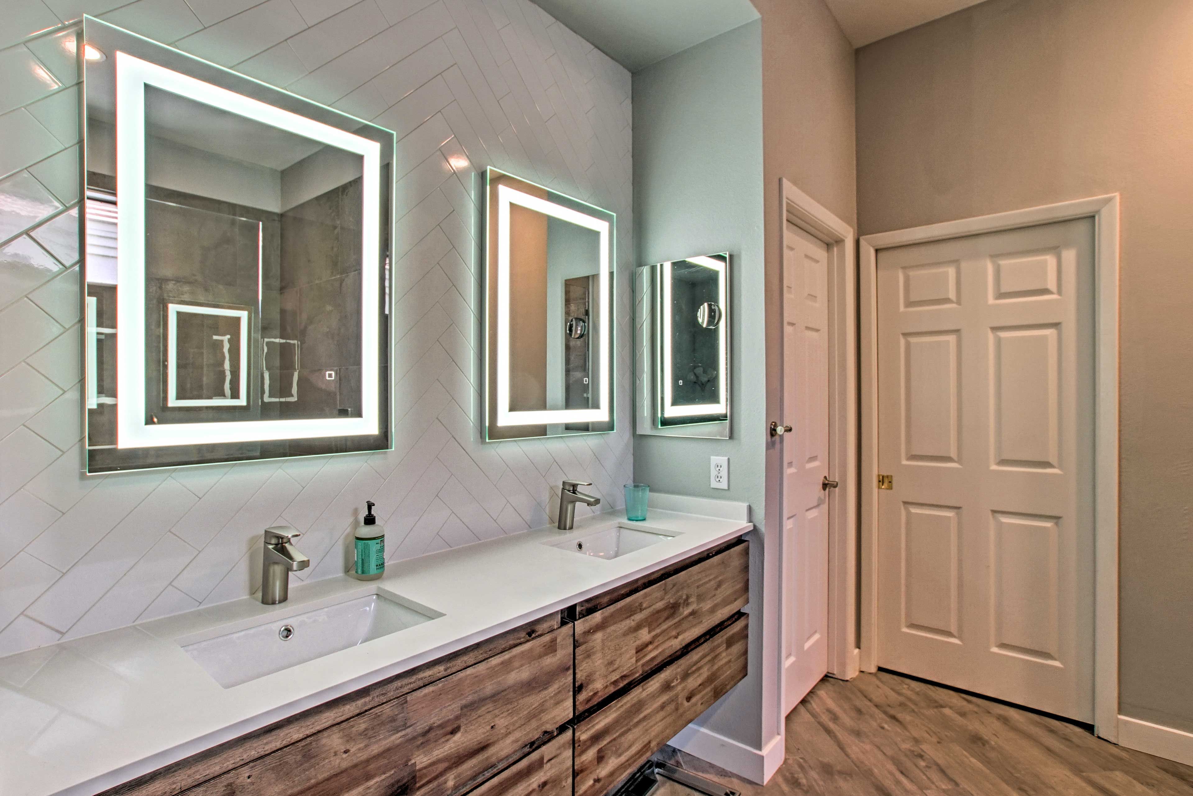 En-Suite Bathroom | Dual Vanity | Towels Provided | Walk-In Shower
