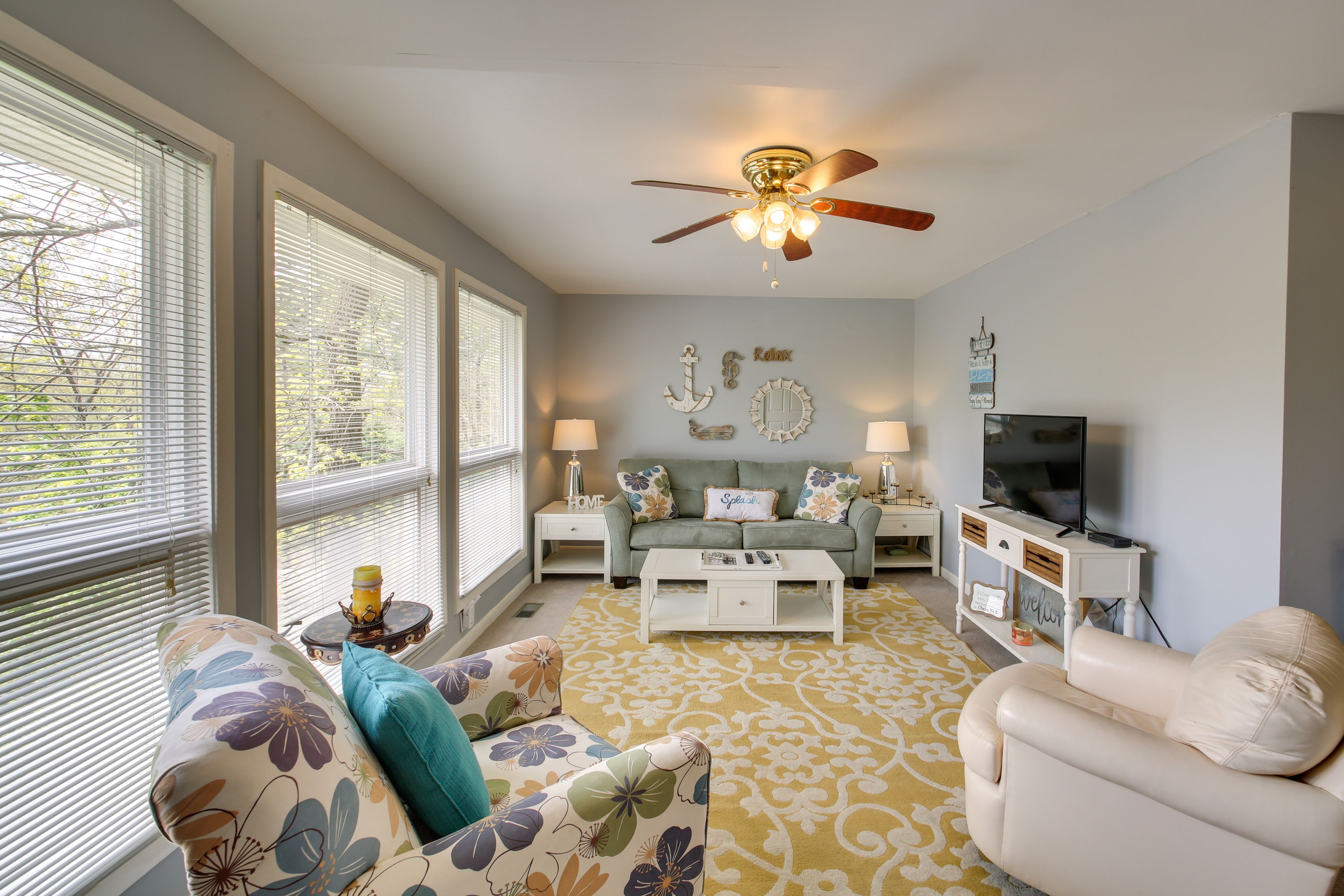 Living Room | Free WiFi | 600 Sq Ft