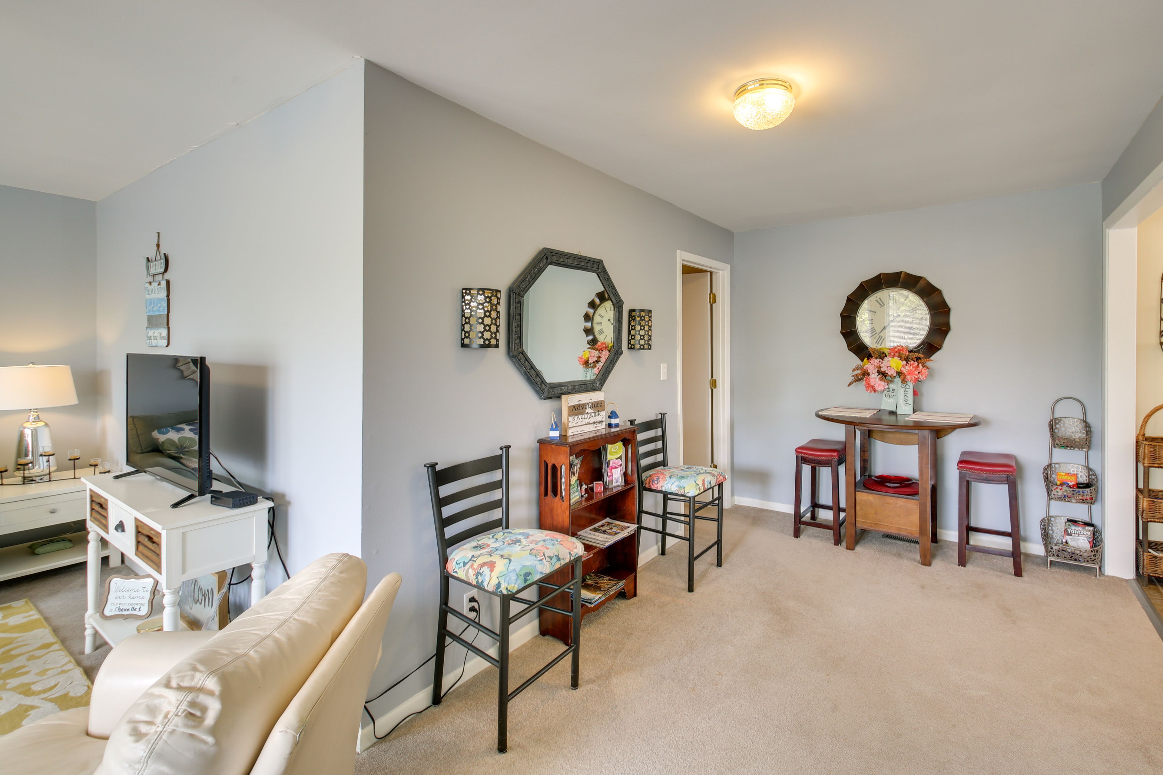 Dining Room | Dishes & Flatware Provided