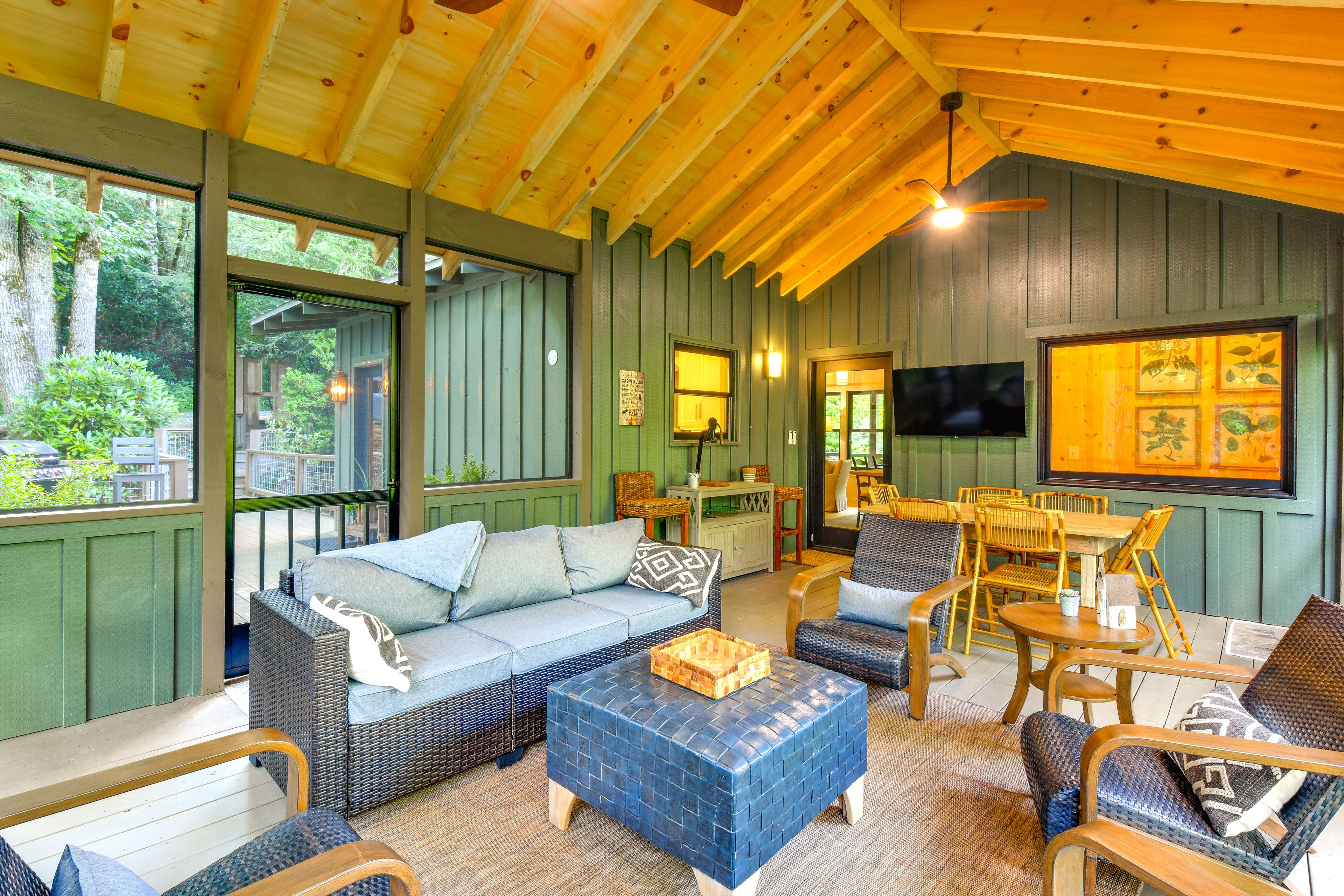 Screened Porch | Dining & Lounge Areas