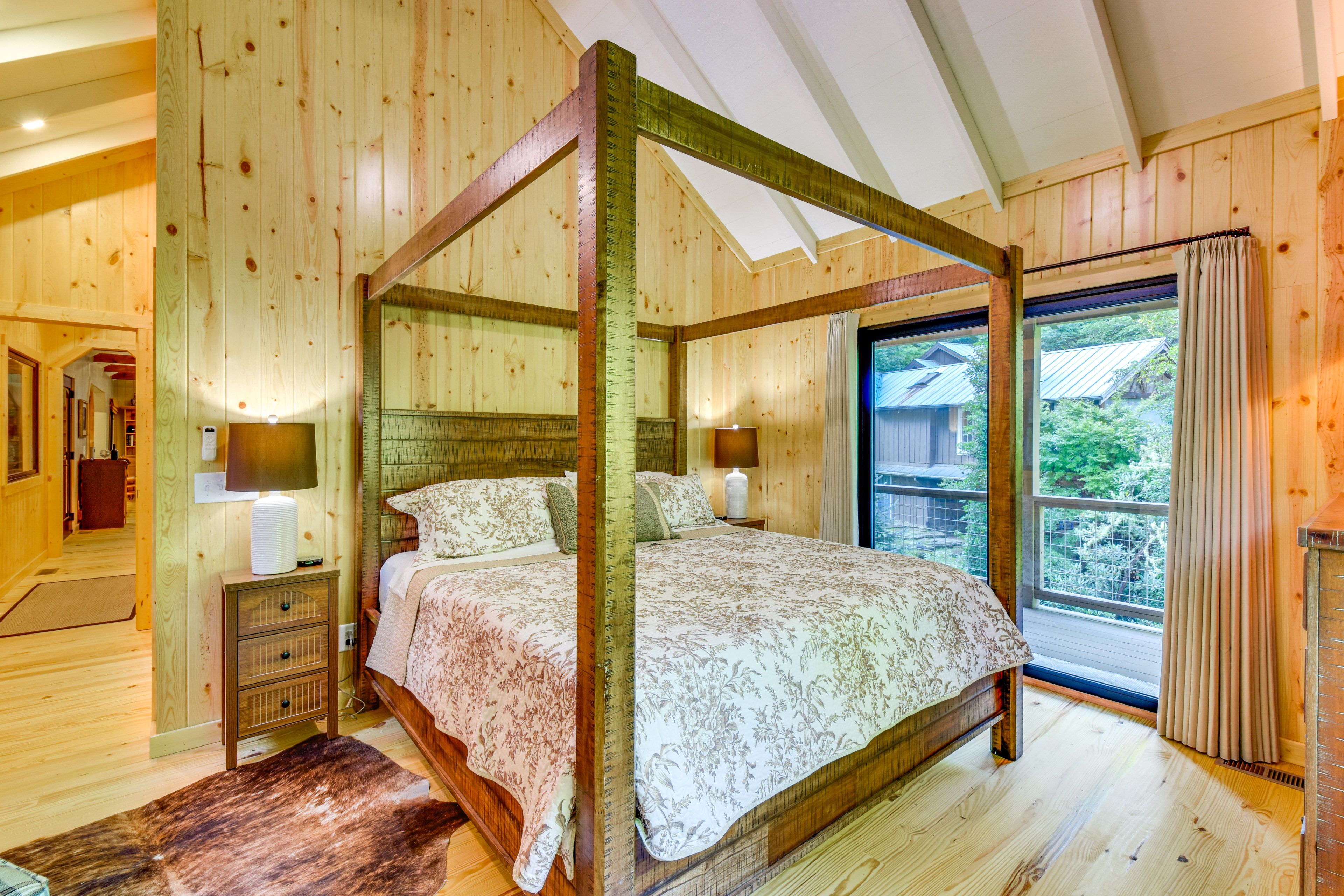 Bedroom 1 | King Bed | Deck Access | En-Suite Bathroom