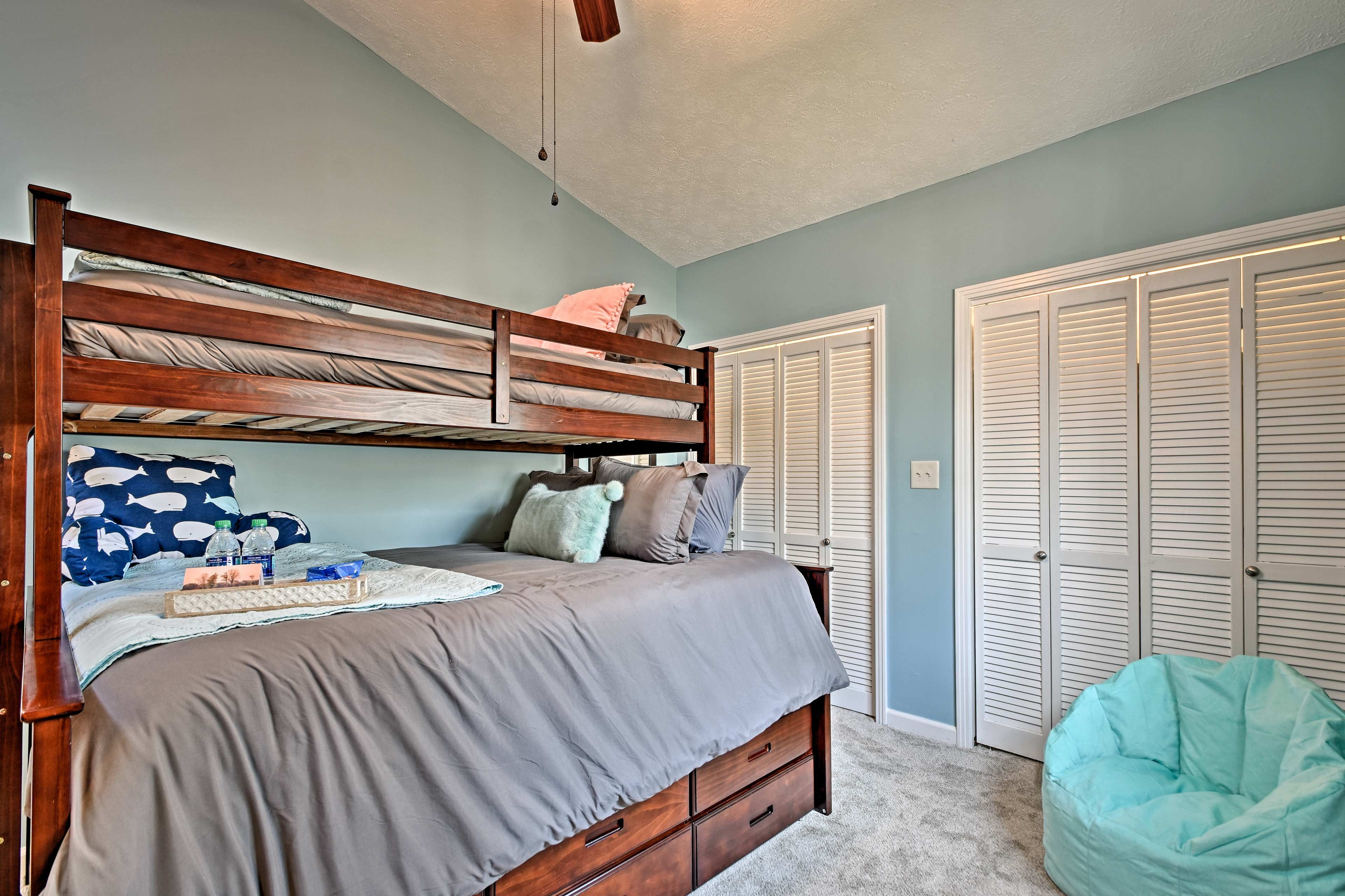 Bedroom 2 | Twin/Queen Bunk Bed, Twin Trundle Bed