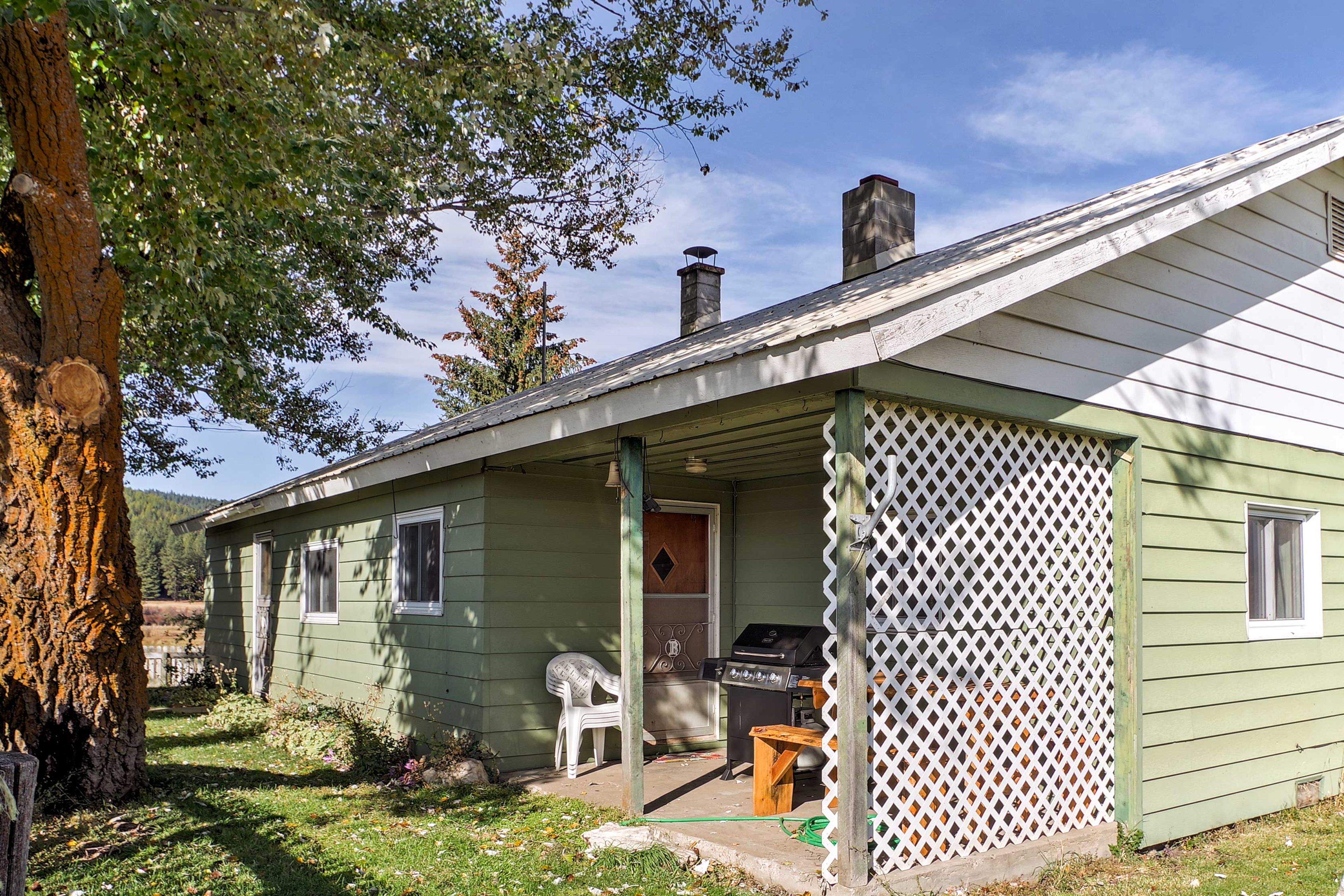 Down the road from this home is the beautiful Ponderosa State Park featuring year-round outdoor activities in a scenic setting!
