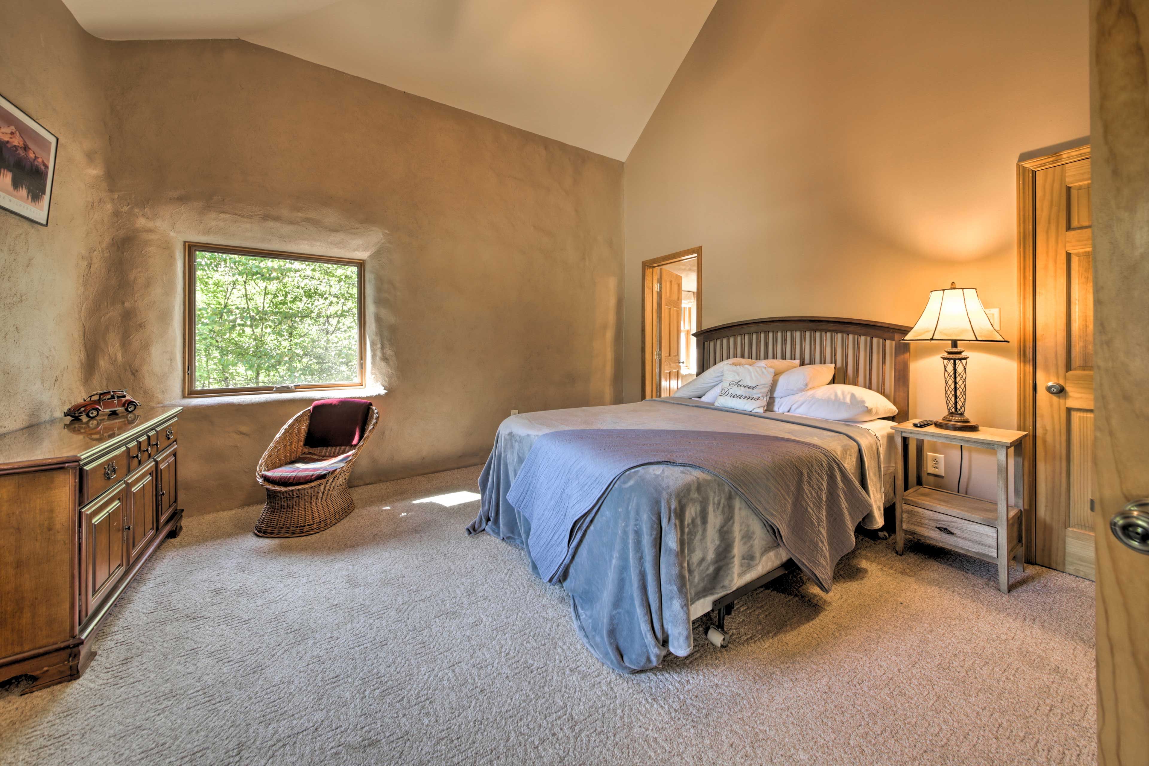 Bedroom 1 | Queen Bed