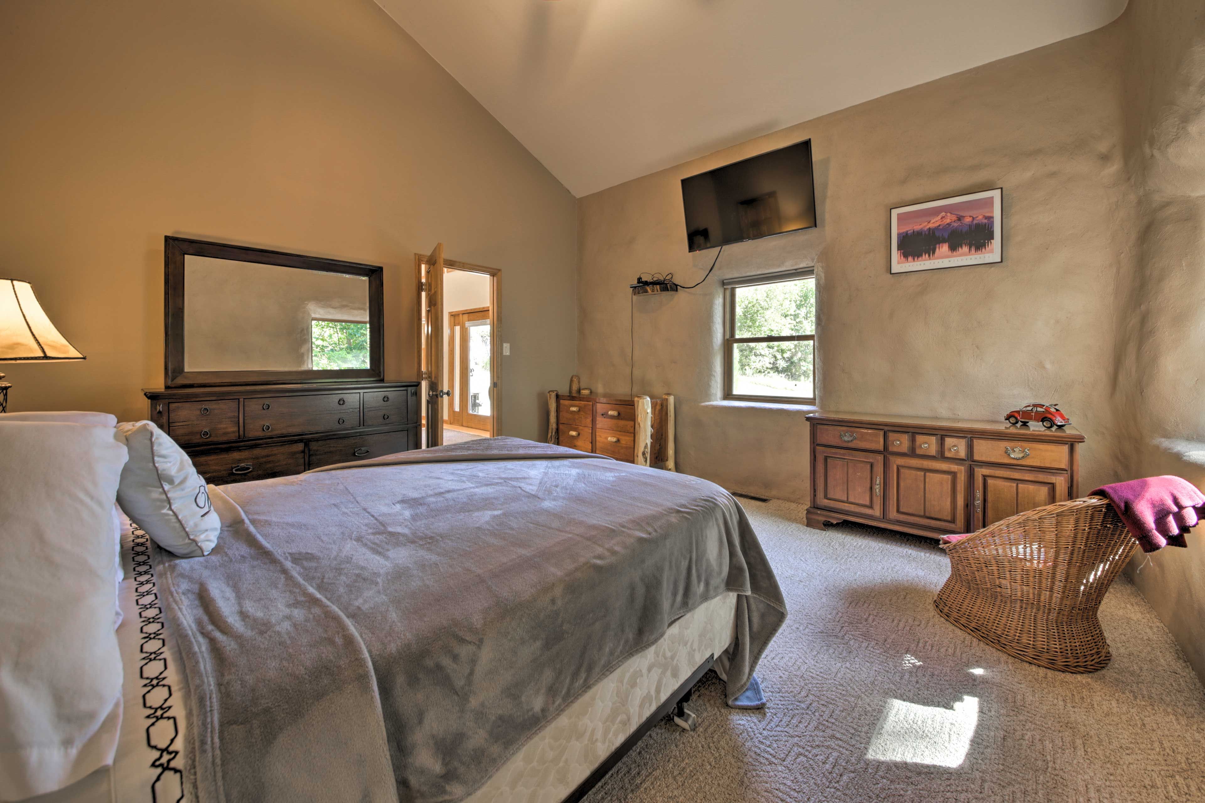 Master Bedroom | Main Level | En-Suite Bathroom