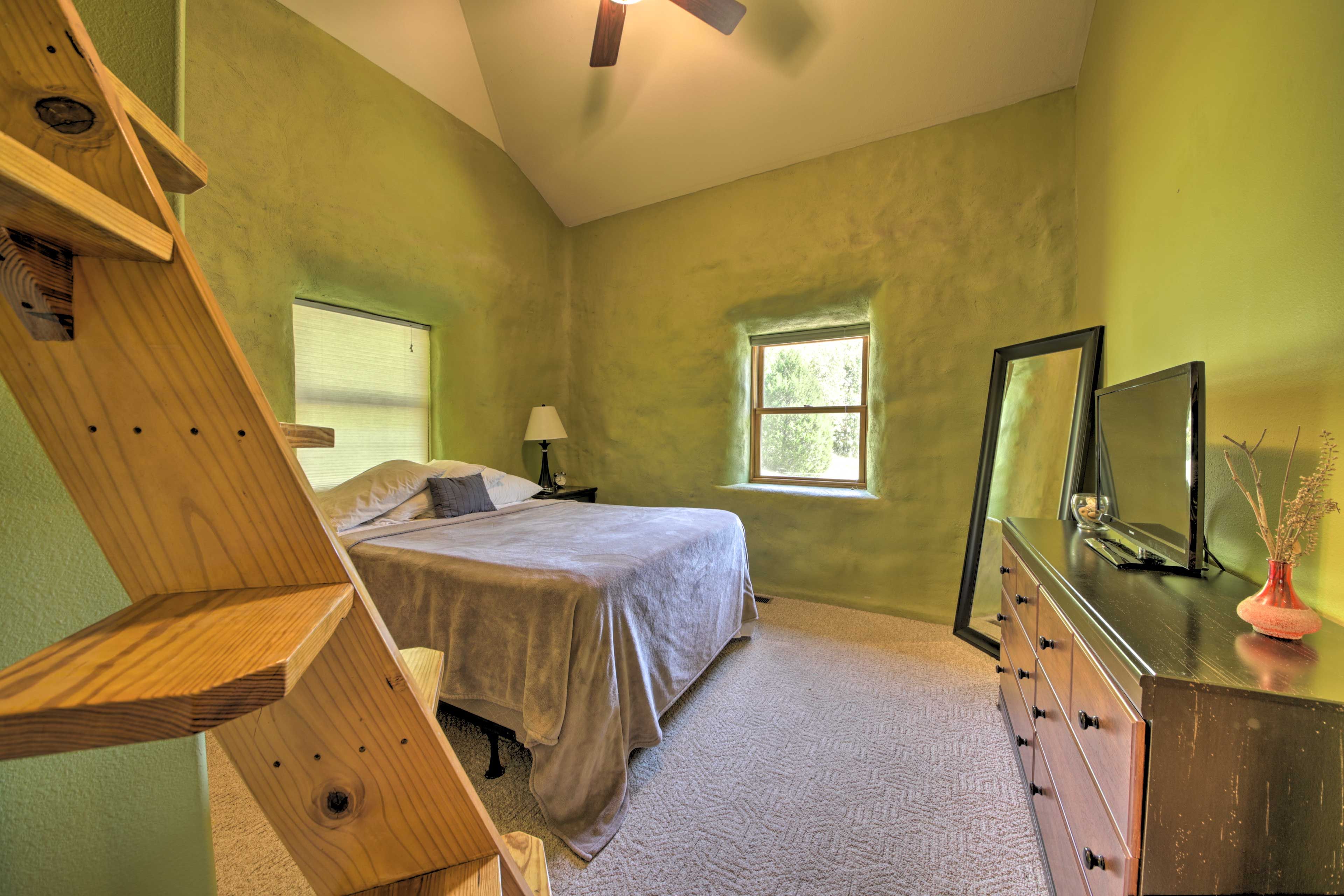 Bedroom 3 | Queen Bed