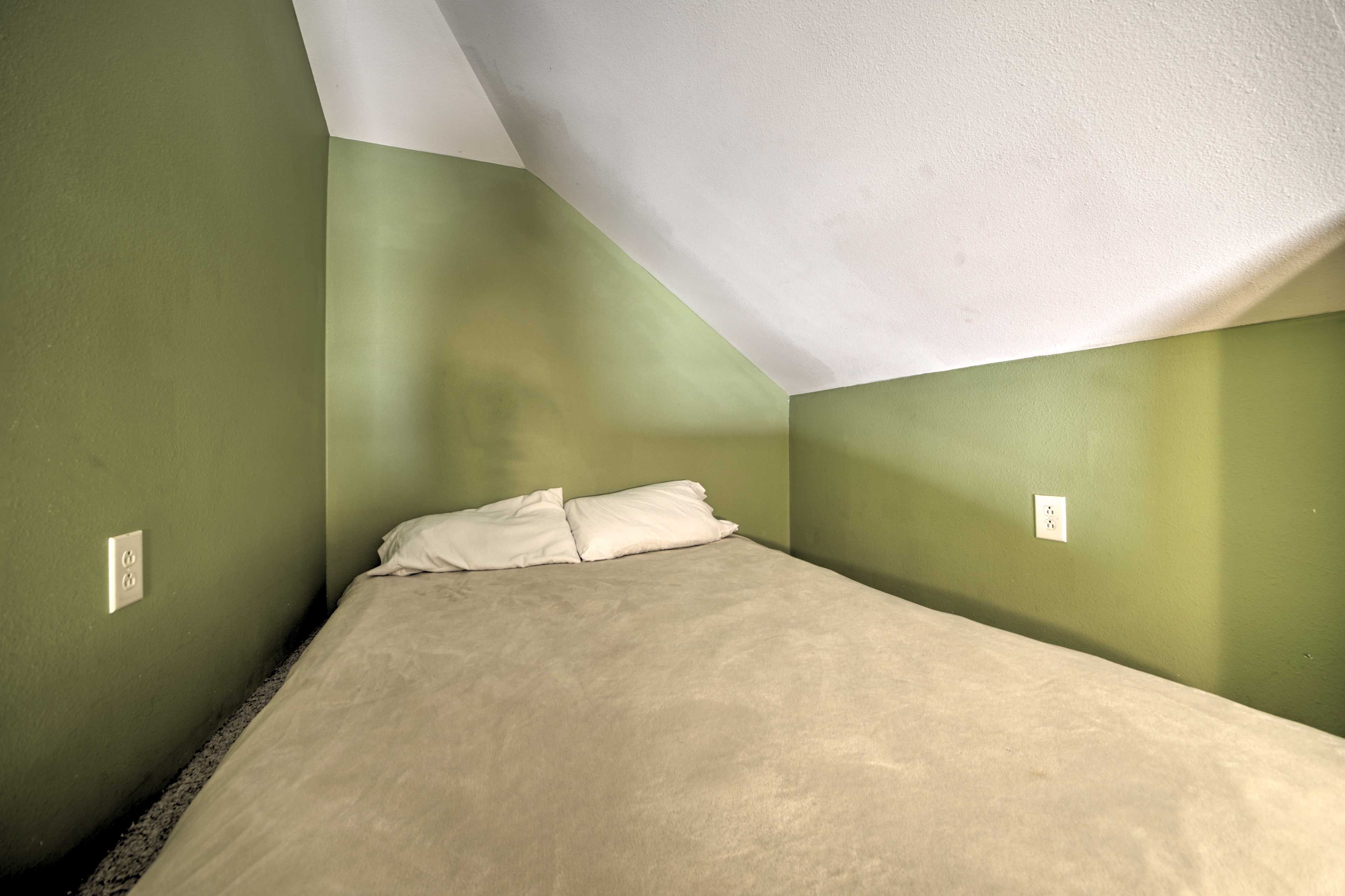 Bedroom 2 Loft | Queen Bed