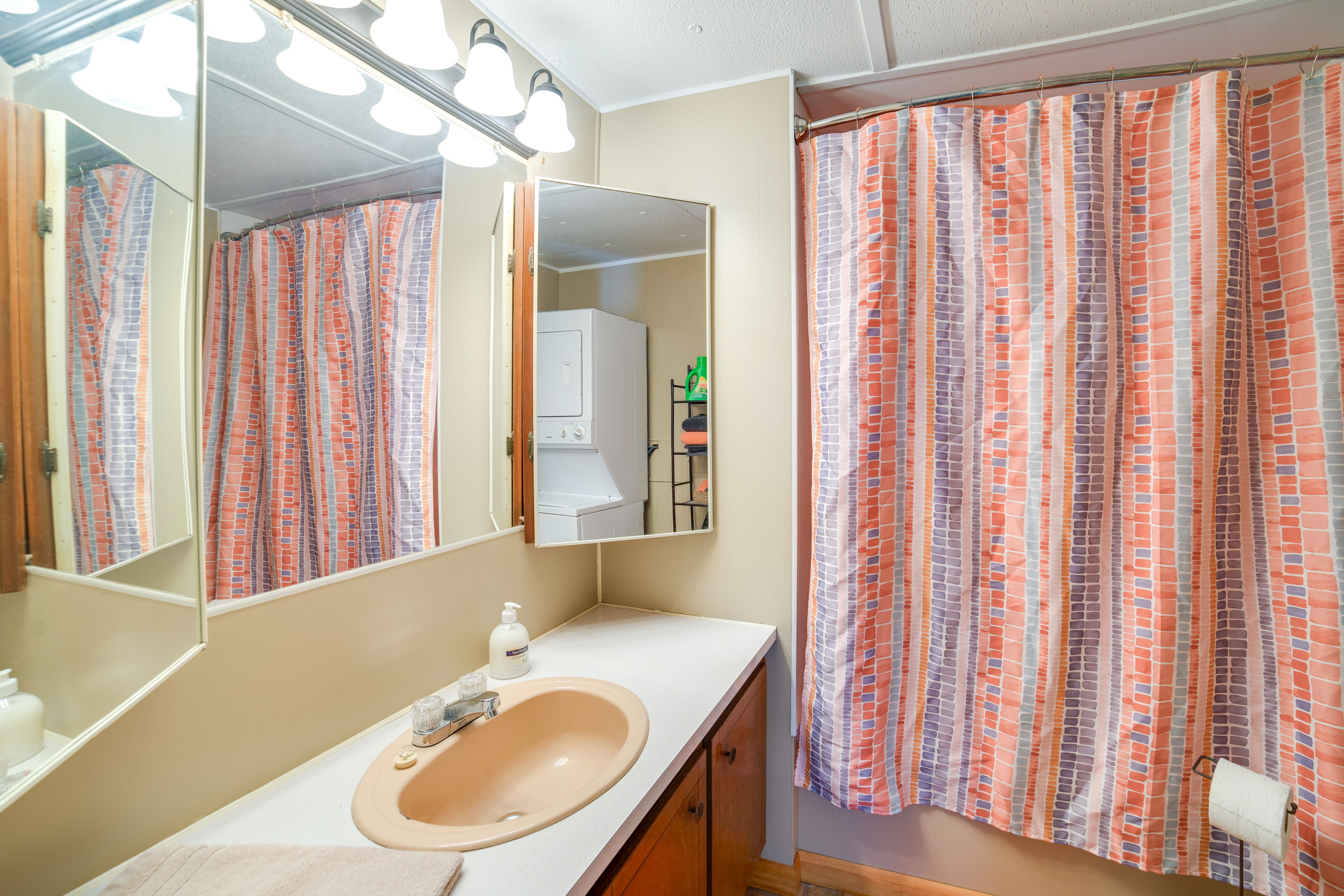 Full Bathroom | Towels | Washer & Dryer