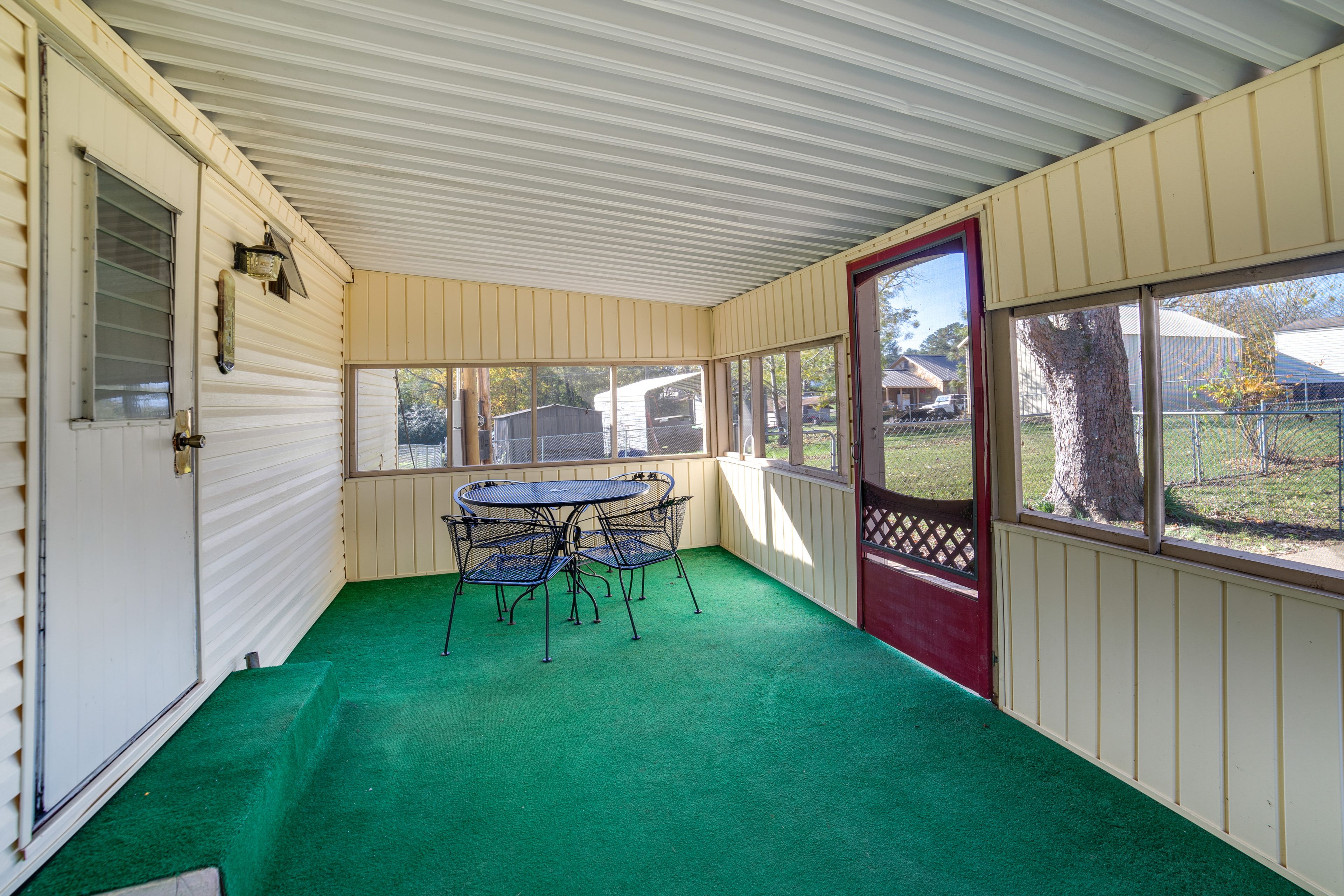 Screened-In Porch