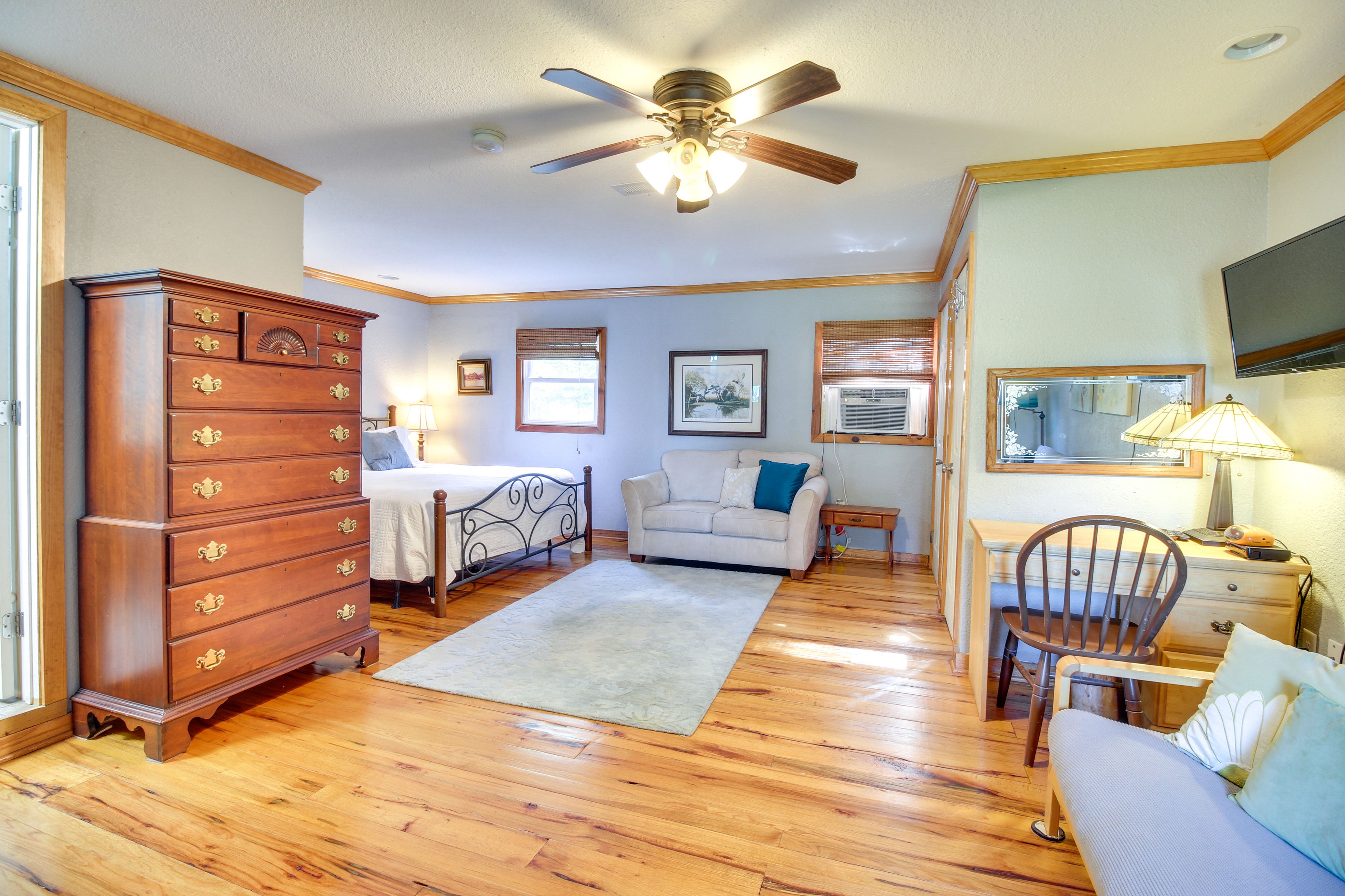 Bedroom 2 | King Bed | Futon | Cable TV