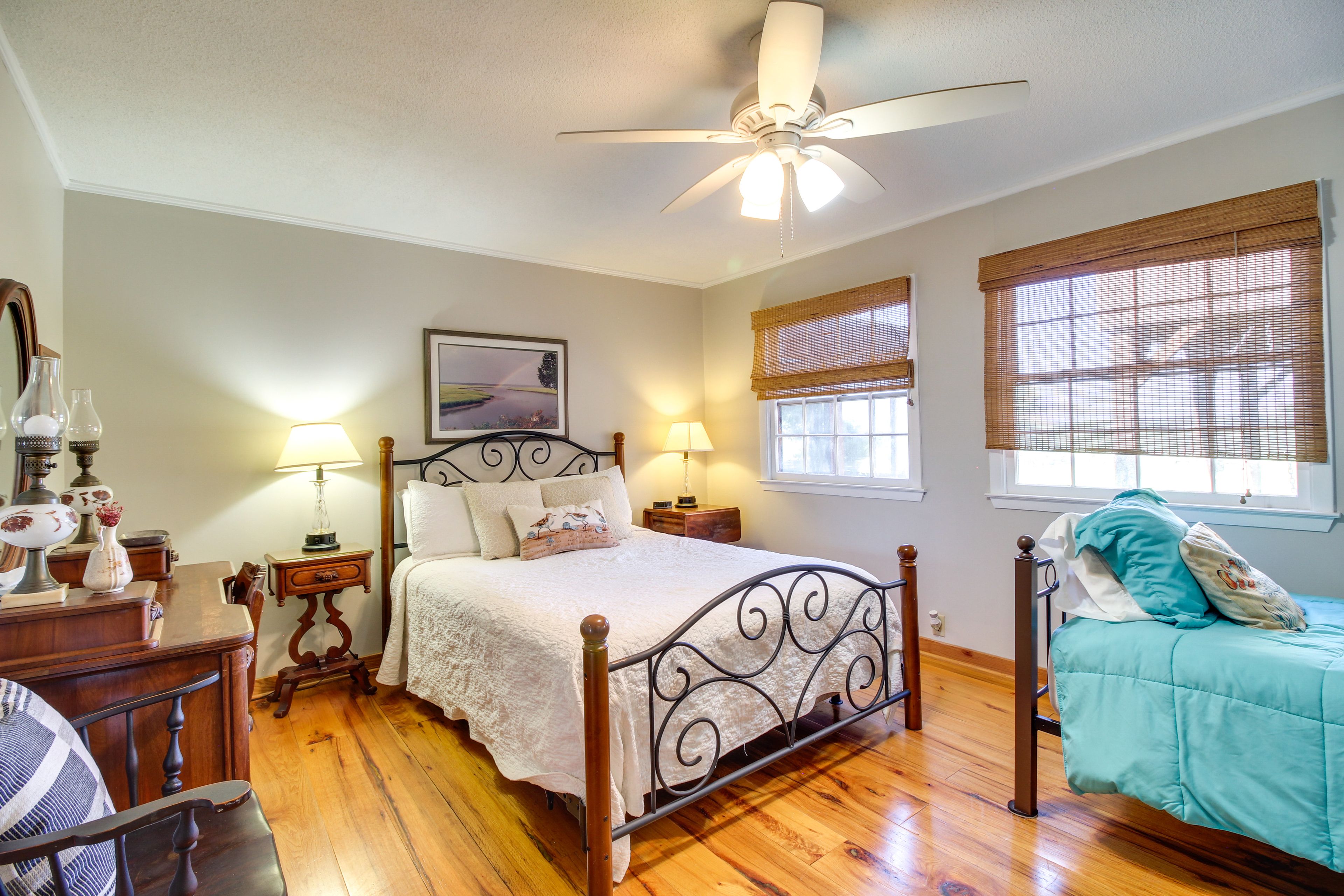 Bedroom 1 | Queen Bed | Twin Bed | Linens Provided