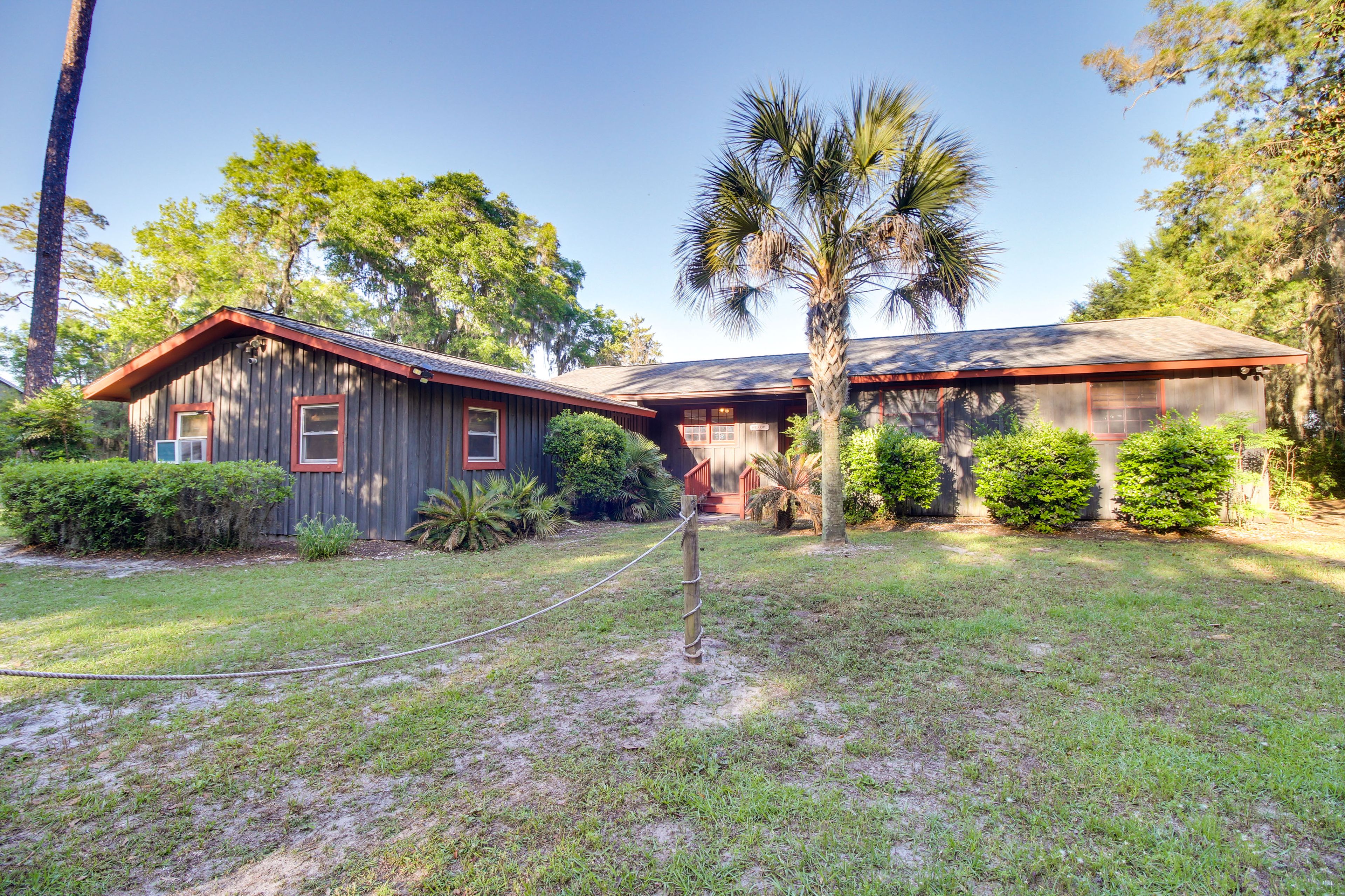 Parking | Driveway (4 Vehicles) | Boat/Trailer Parking Available
