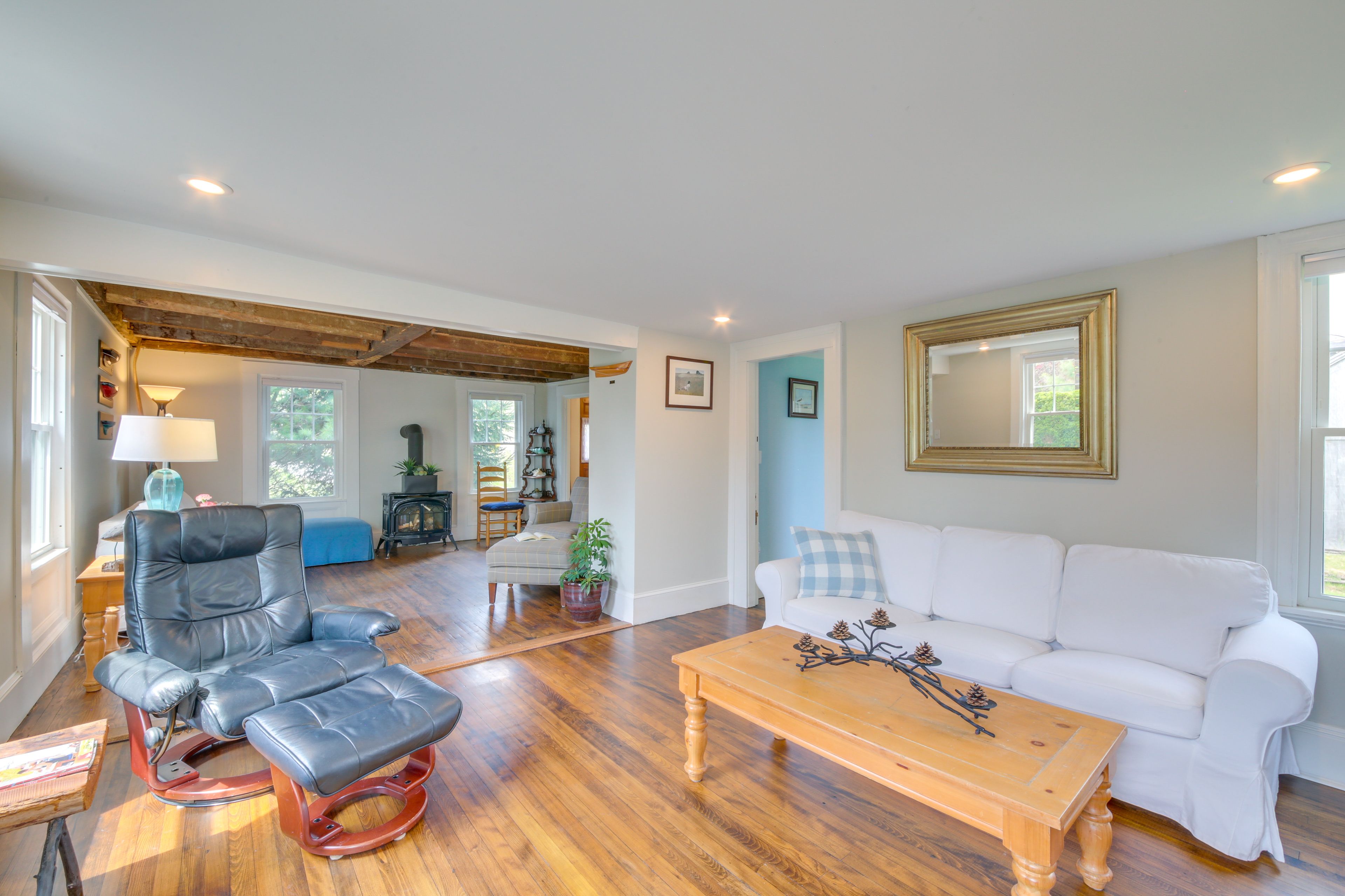 Living Room | Free WiFi | Central A/C | Cable TV