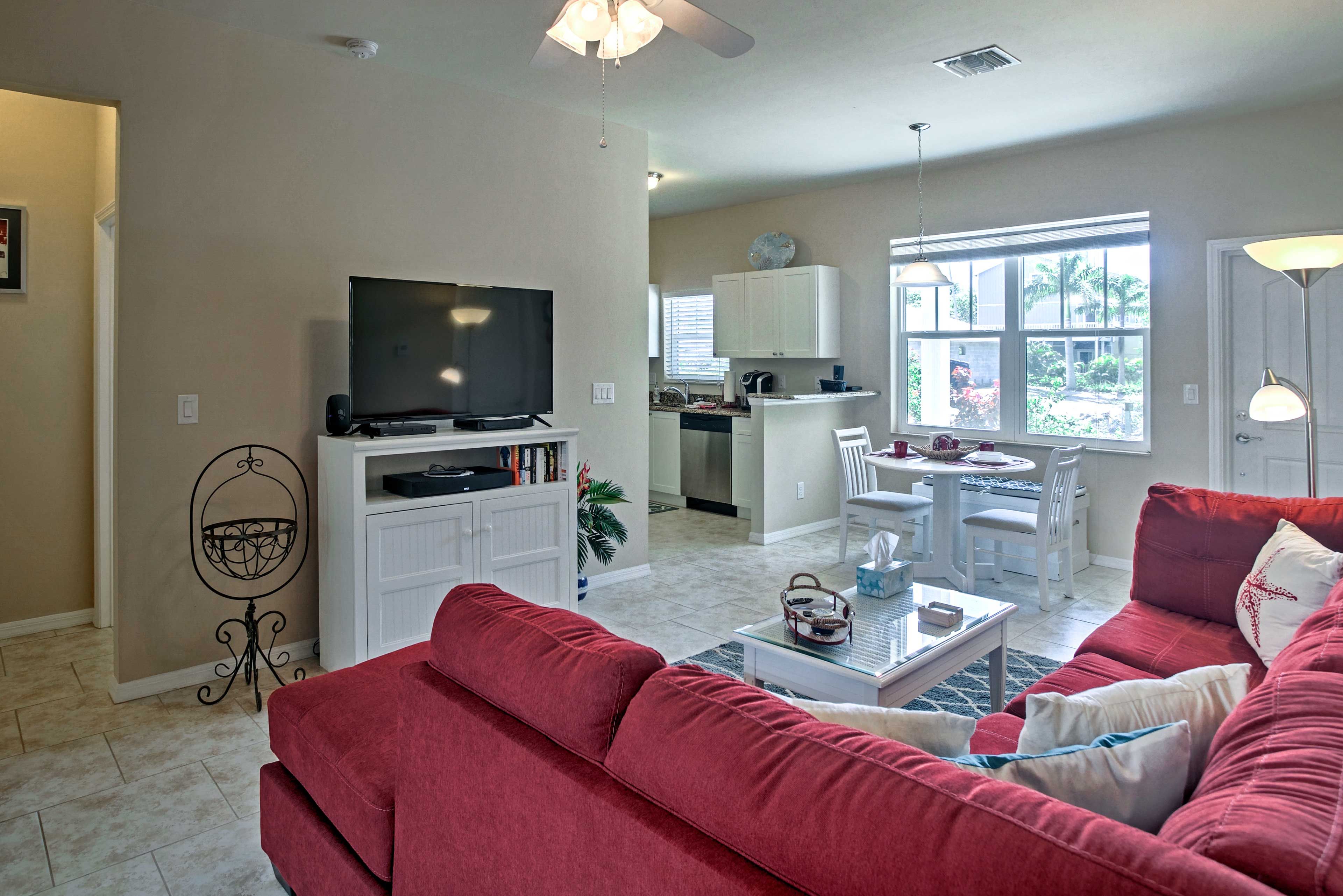 Living Room | Central A/C & Heating | Smart TV | Free WiFi