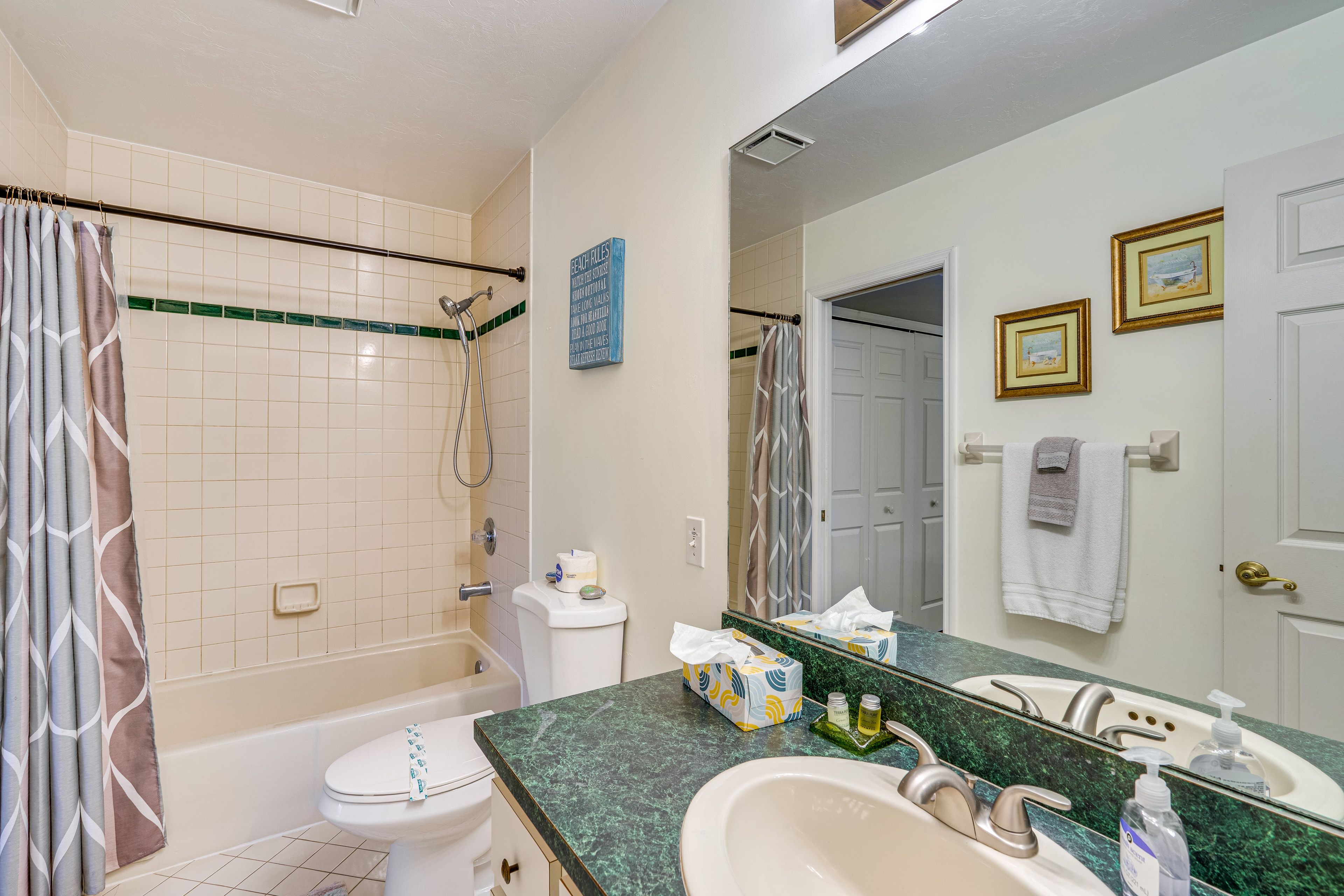 Full Bathroom | Complimentary Toiletries