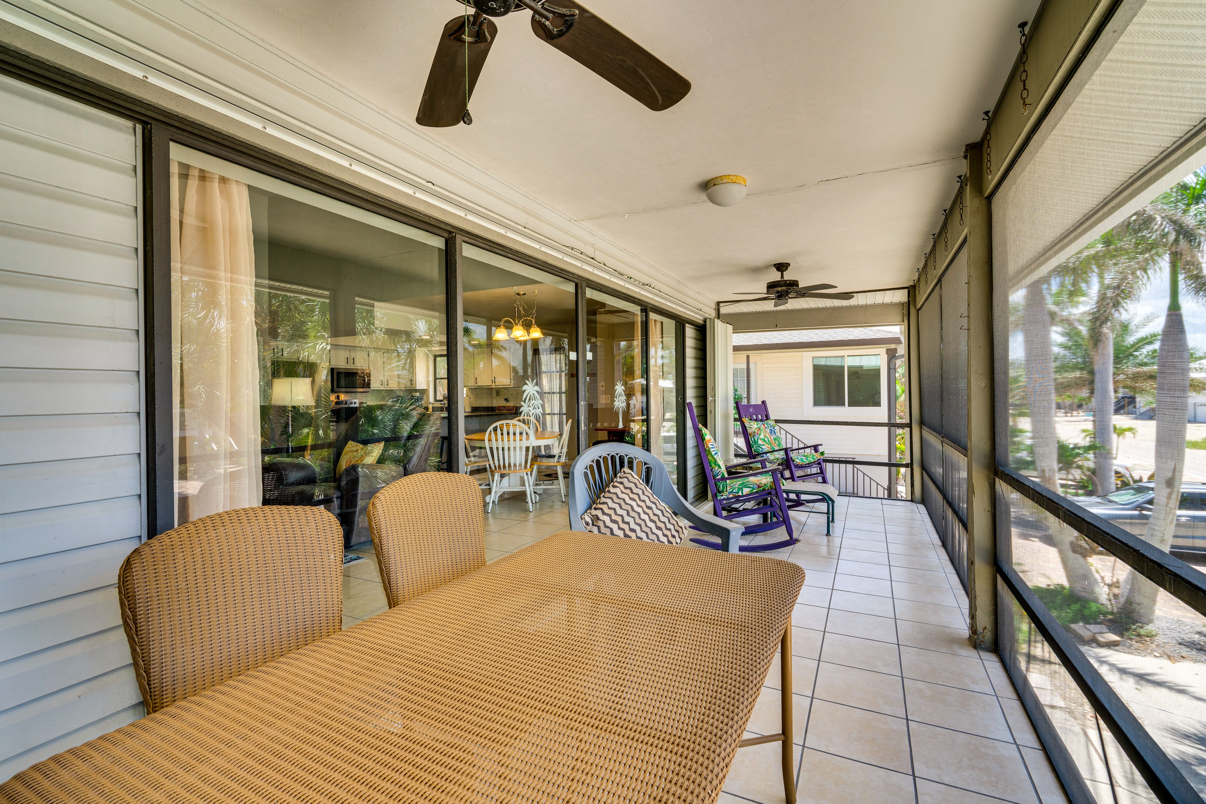 Screened-In Lanai | Seating & Dining Set