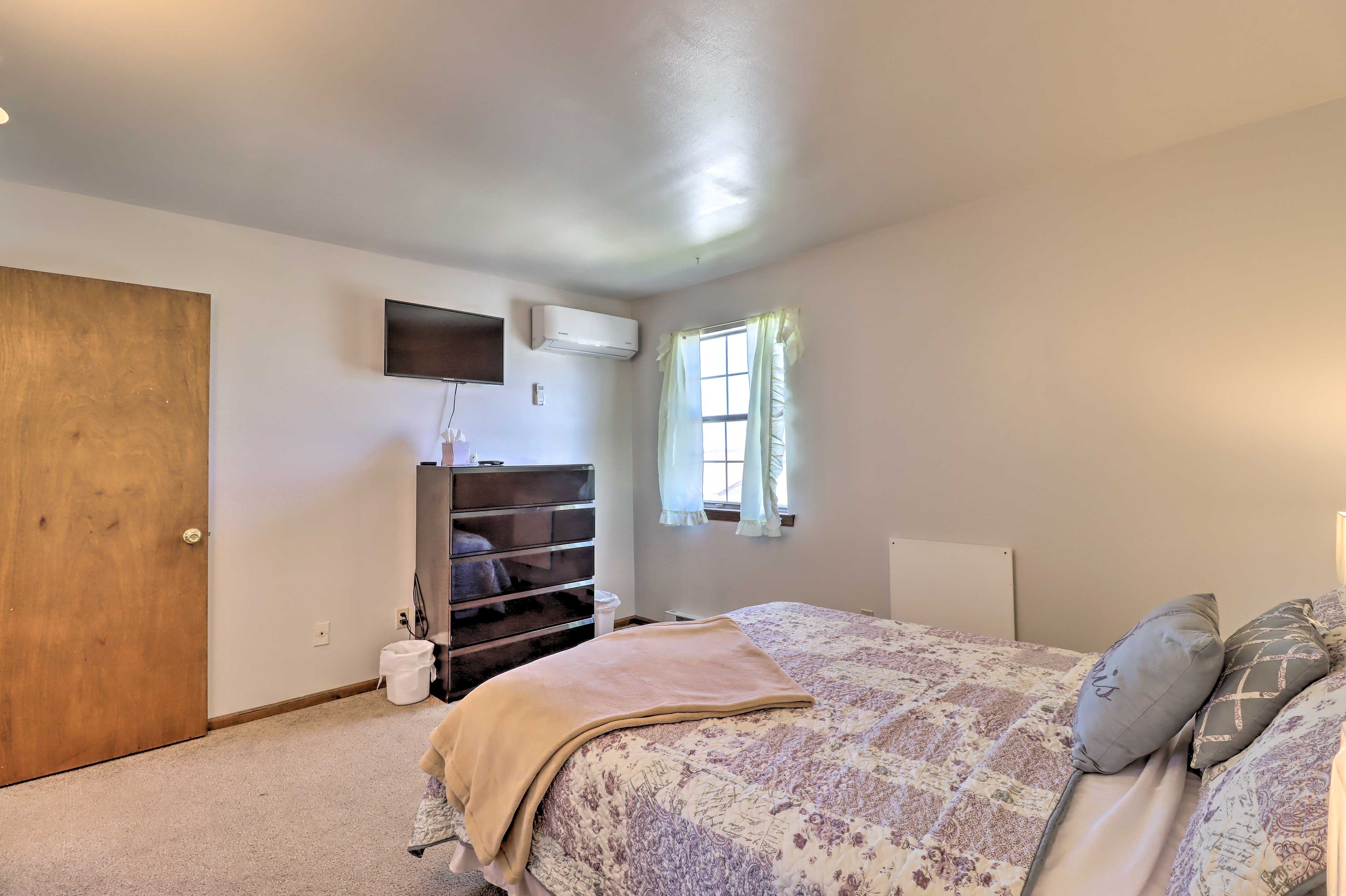 Bedroom 1 | Cable TV