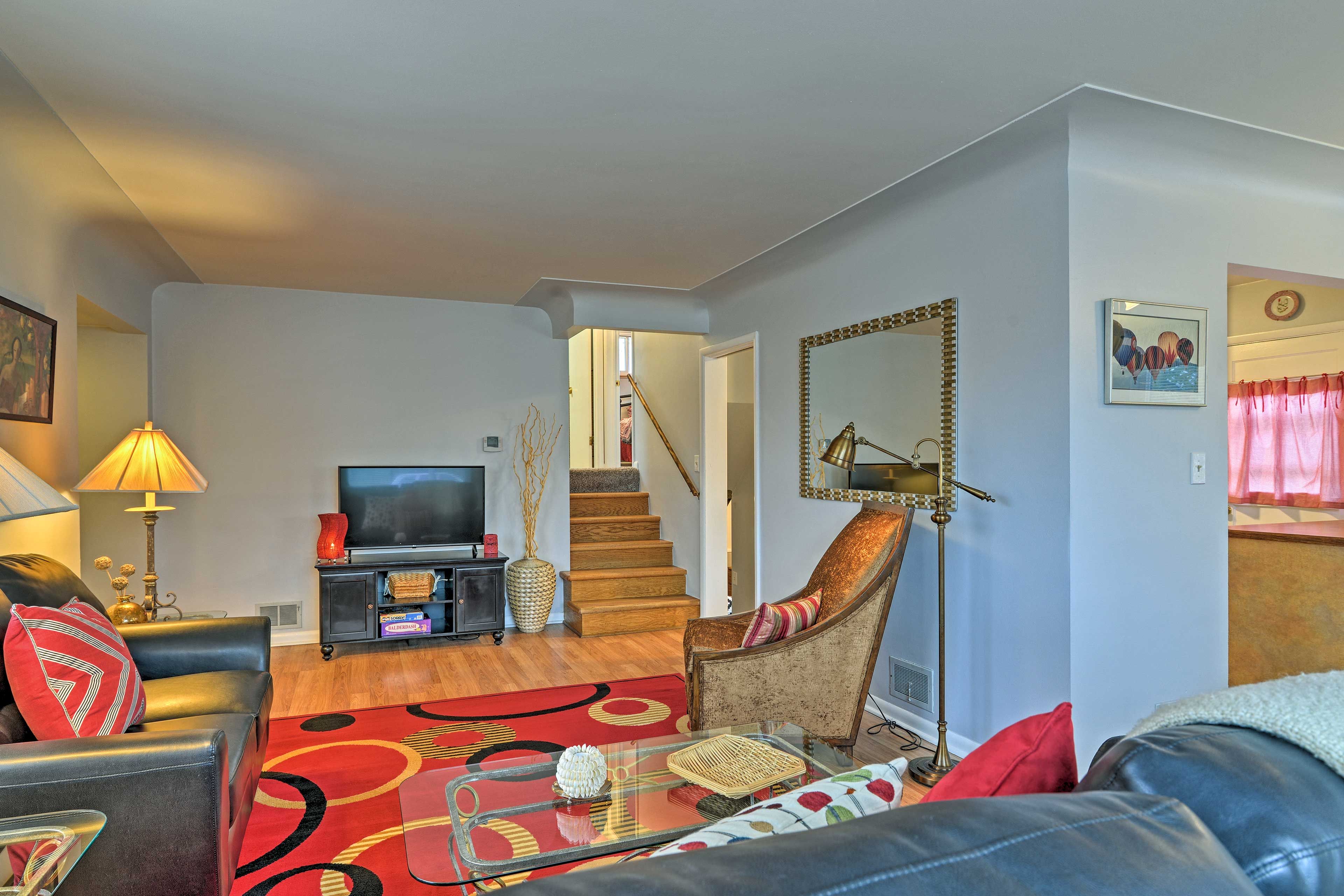 The living room is equipped with a flat-screen cable TV.