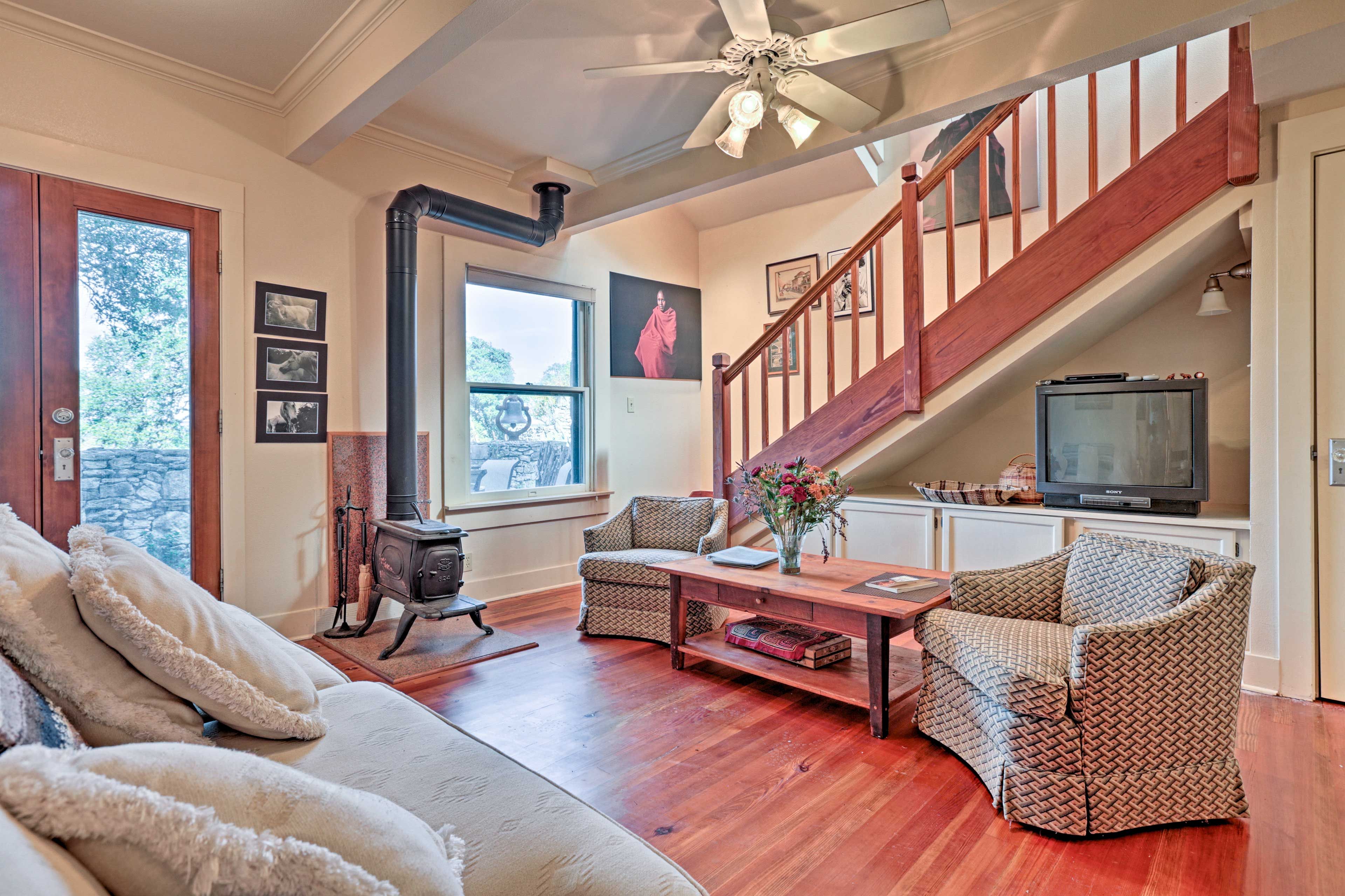 A family of 6 can relax in the 1,400 square feet of living space.