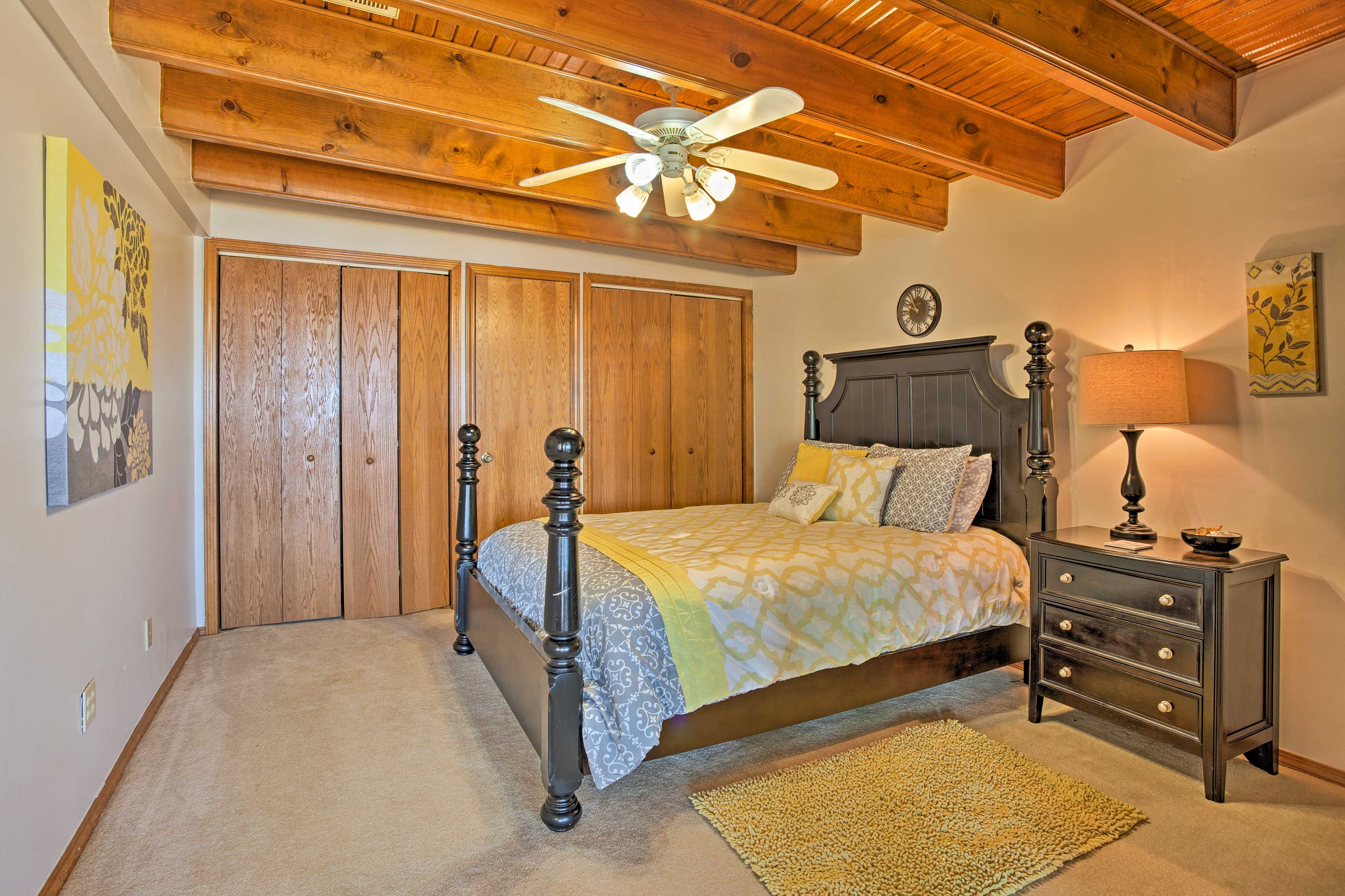 Drift off into a peaceful slumber while curled up in this cozy queen bed.