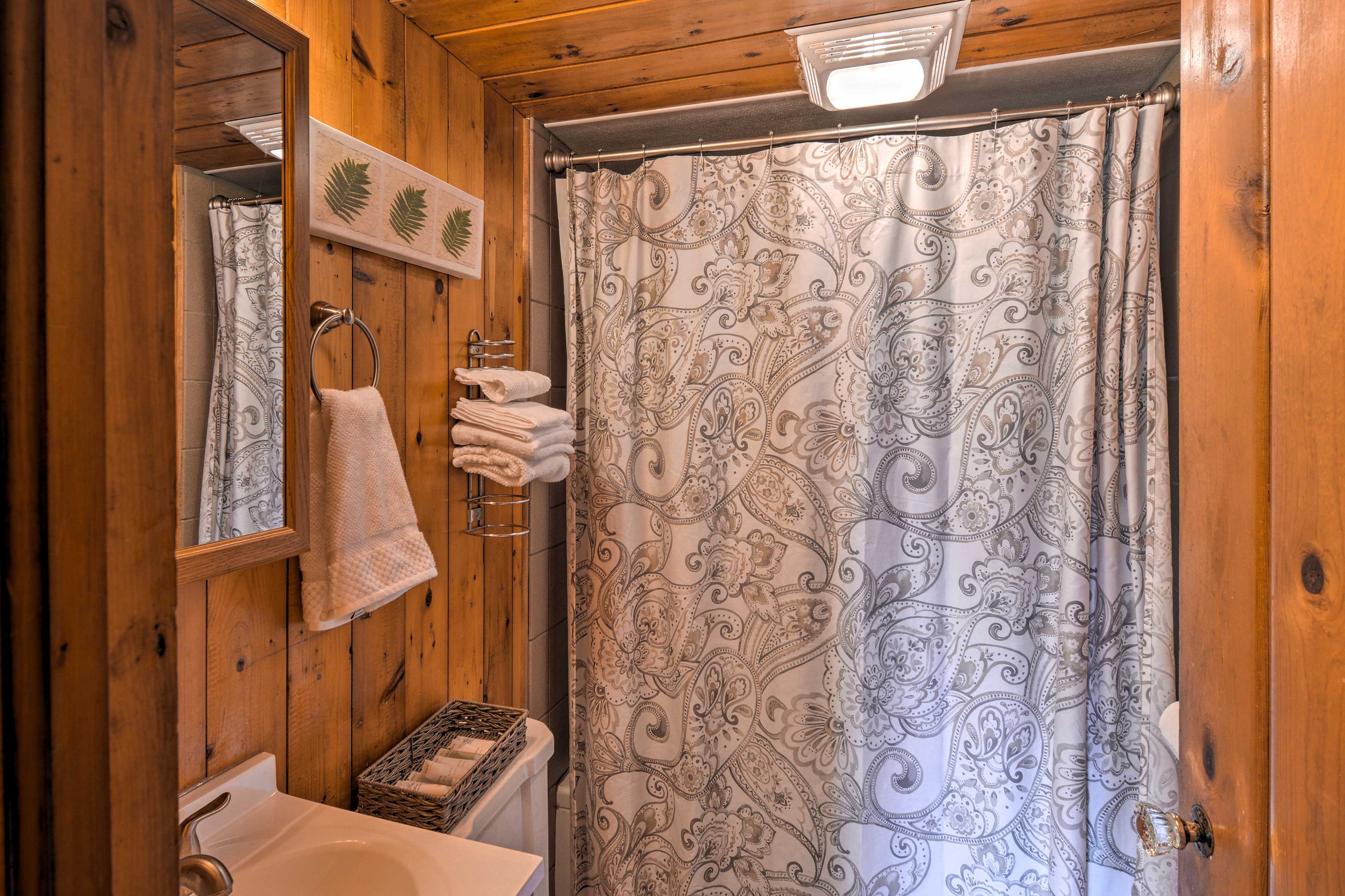 Full Bathroom | Towels Provided | Complimentary Toiletries | Hair Dryer