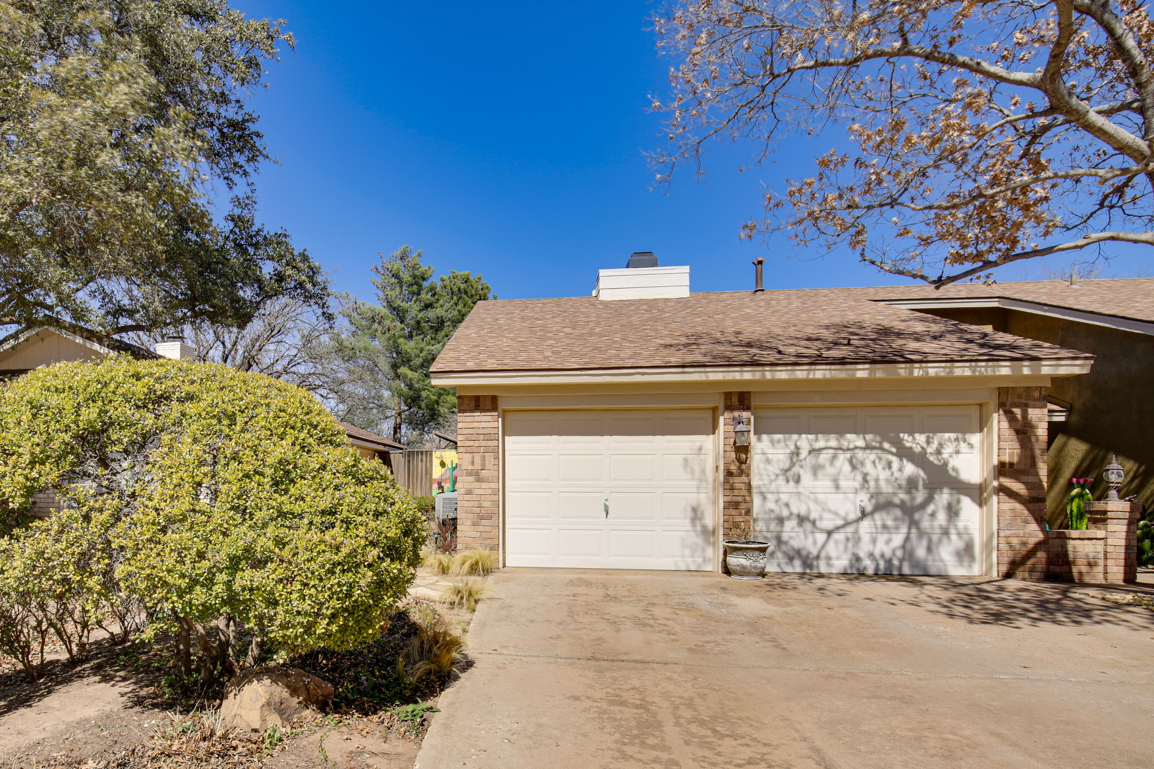 Parking | Curved Driveway (1 Vehicle) | Free Street Parking