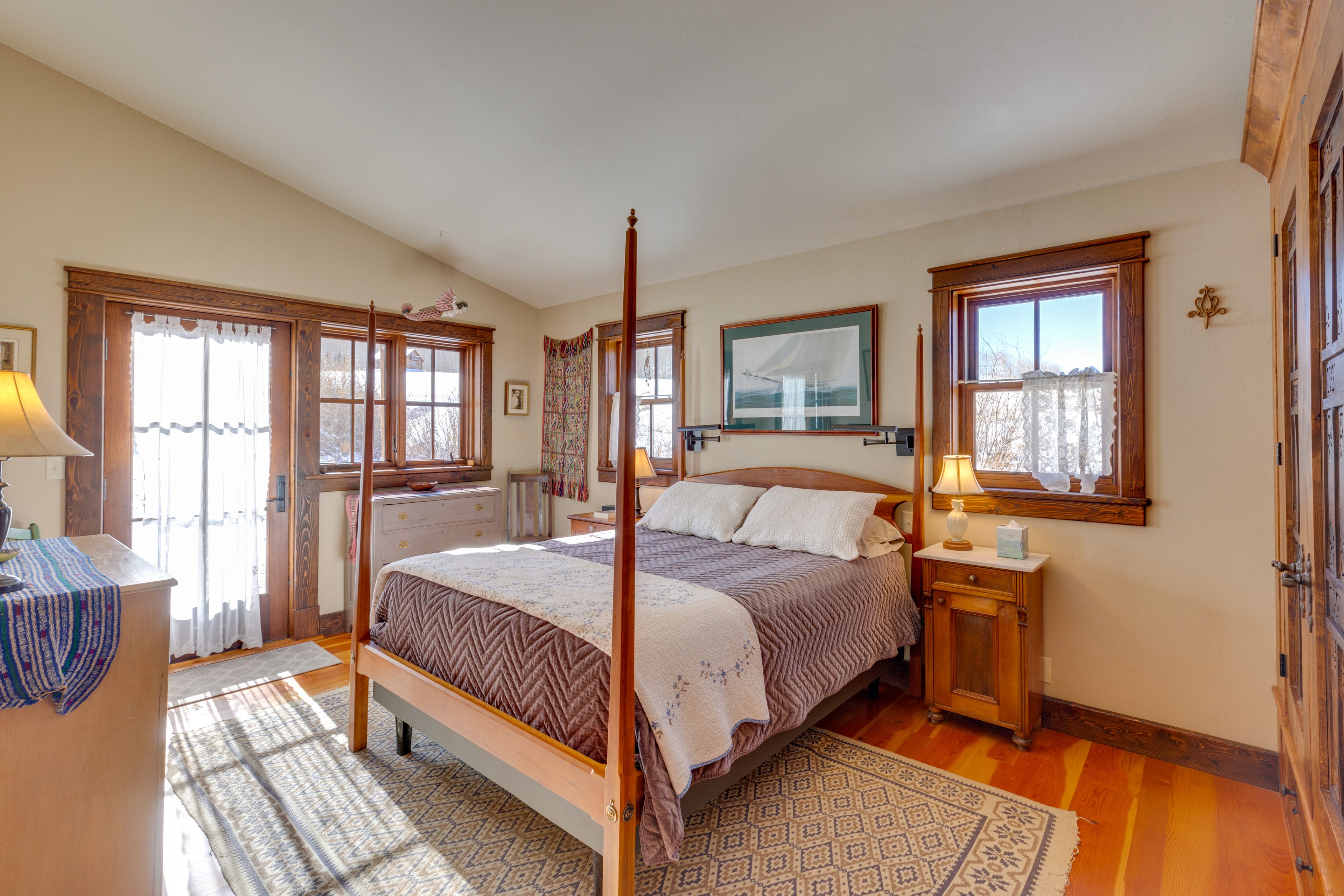 Bedroom 1 | Queen Bed | 1st Floor