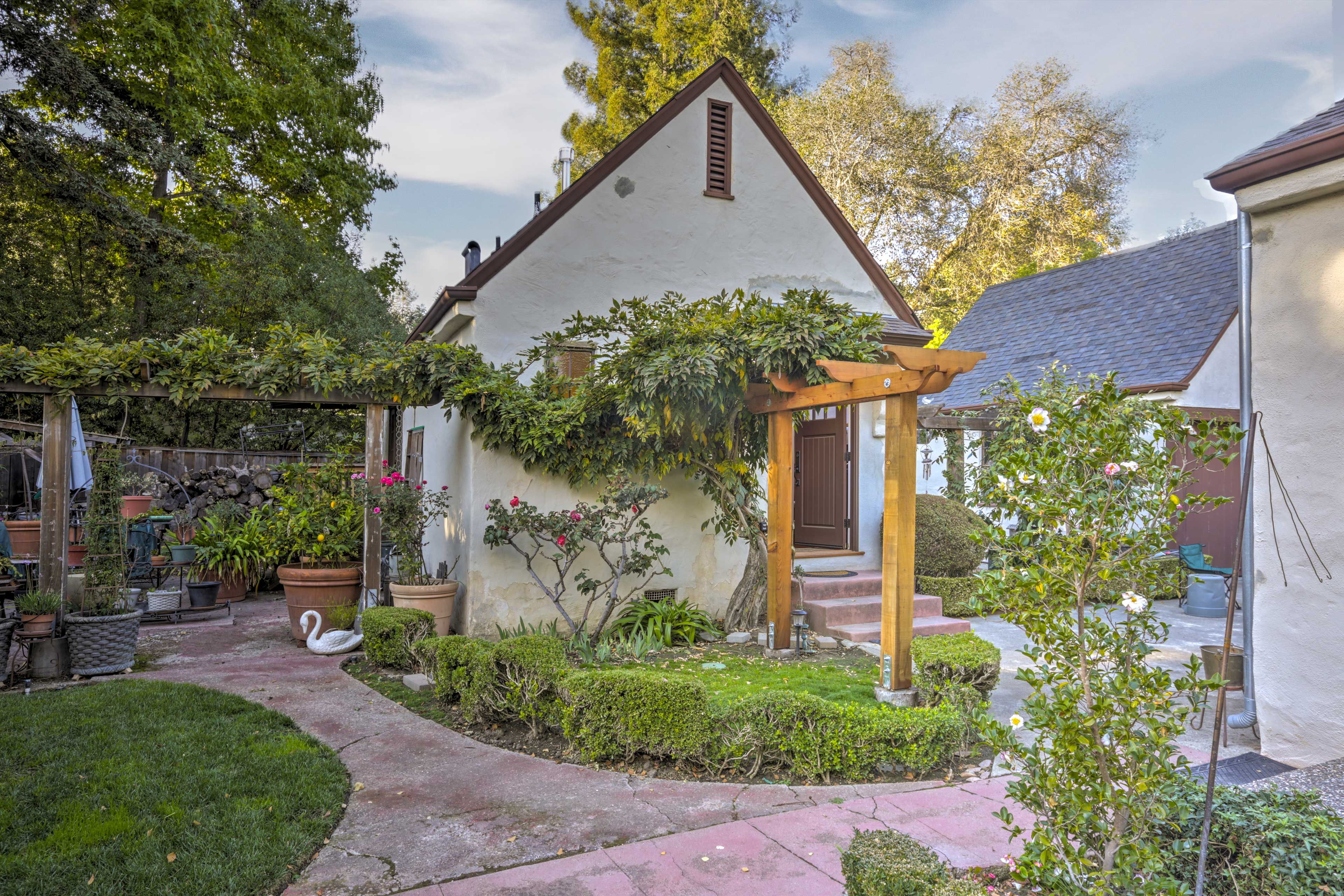 Menlo Park Vacation Rental | 1BR | 1BA | 500 Sq Ft | Steps Required
