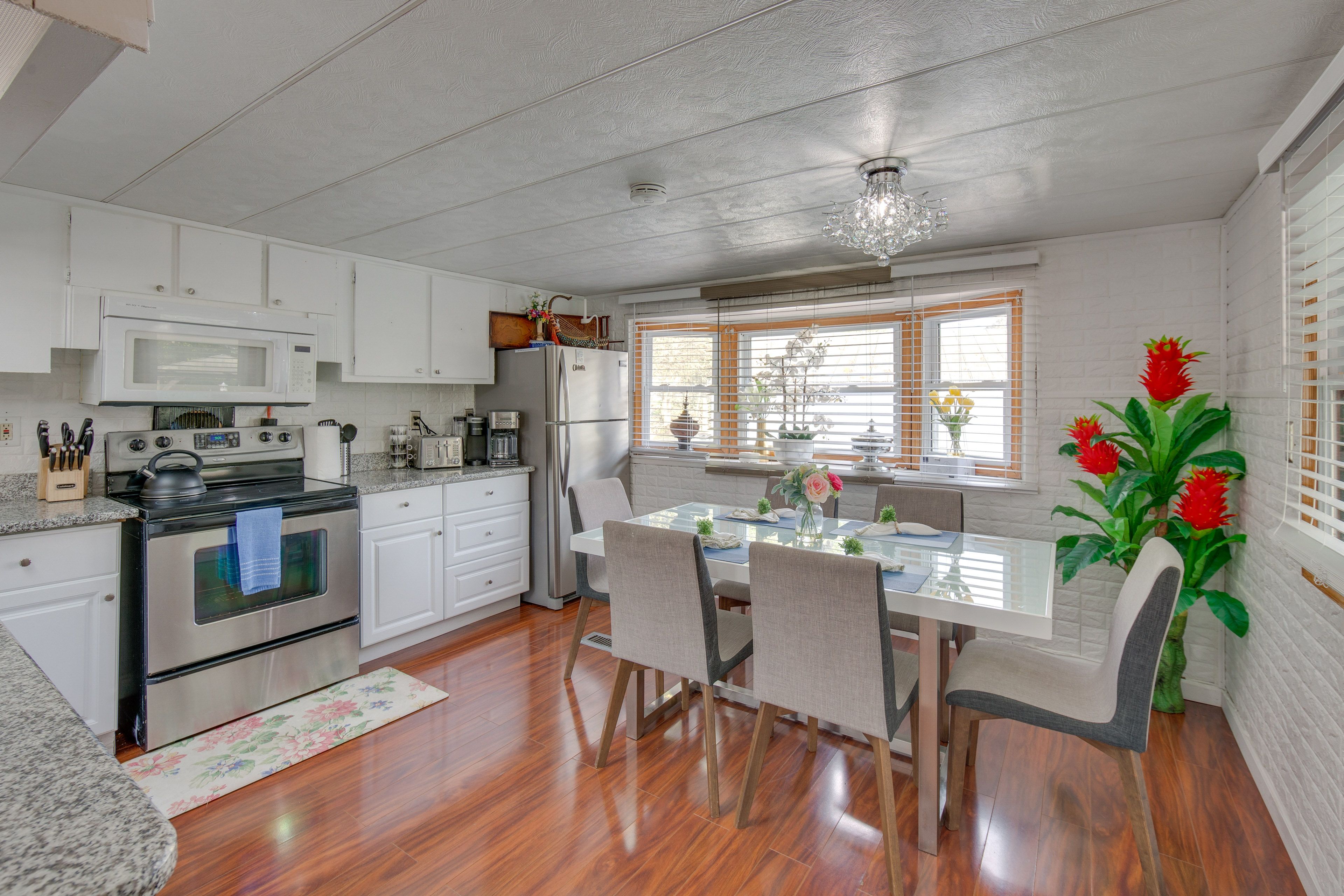 Kitchen & Dining Area