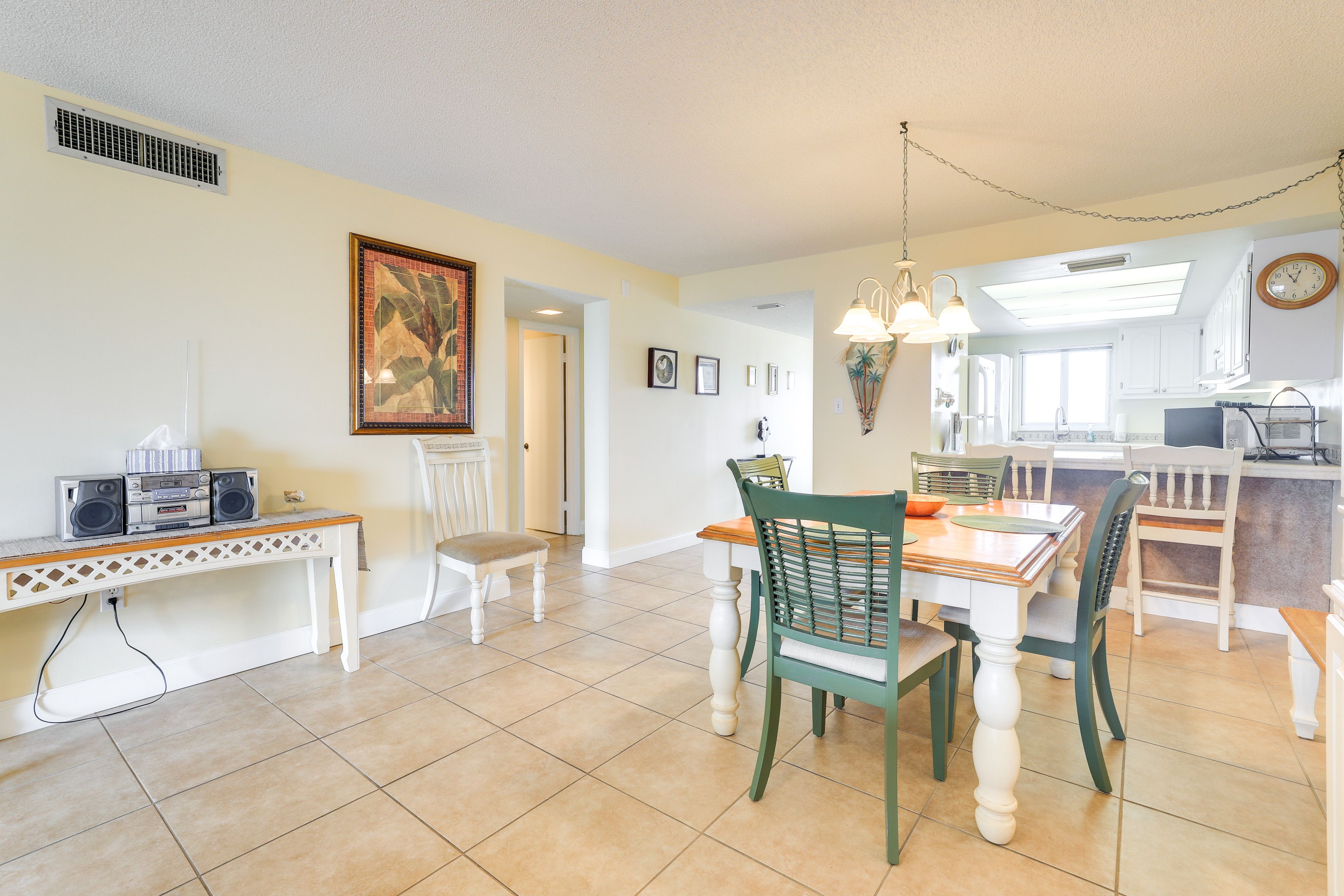 Dining Area | Dishware & Flatware Provided