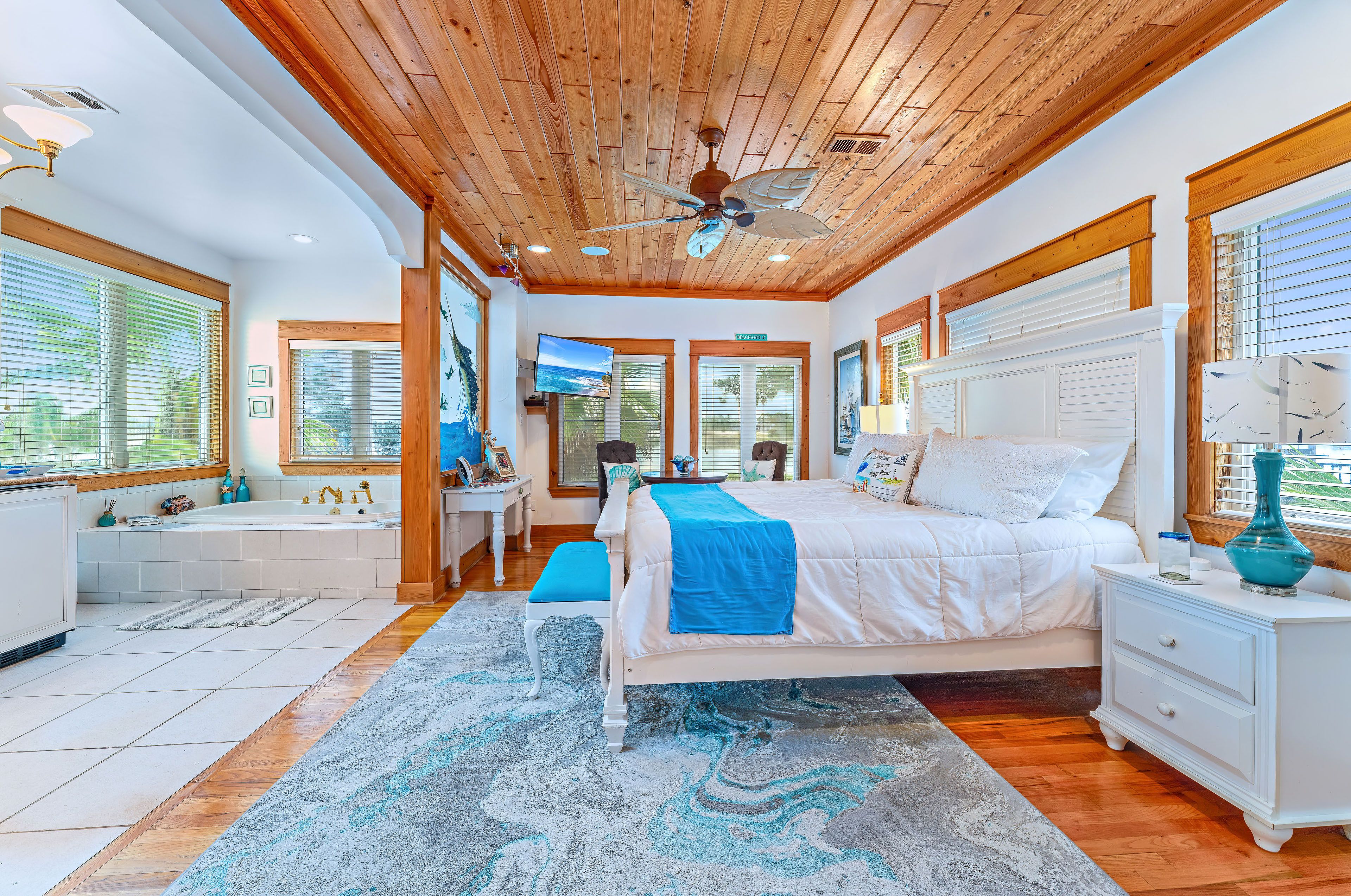 Bedroom Suite 1 | King Bed | Sitting Area | En-Suite Bathroom