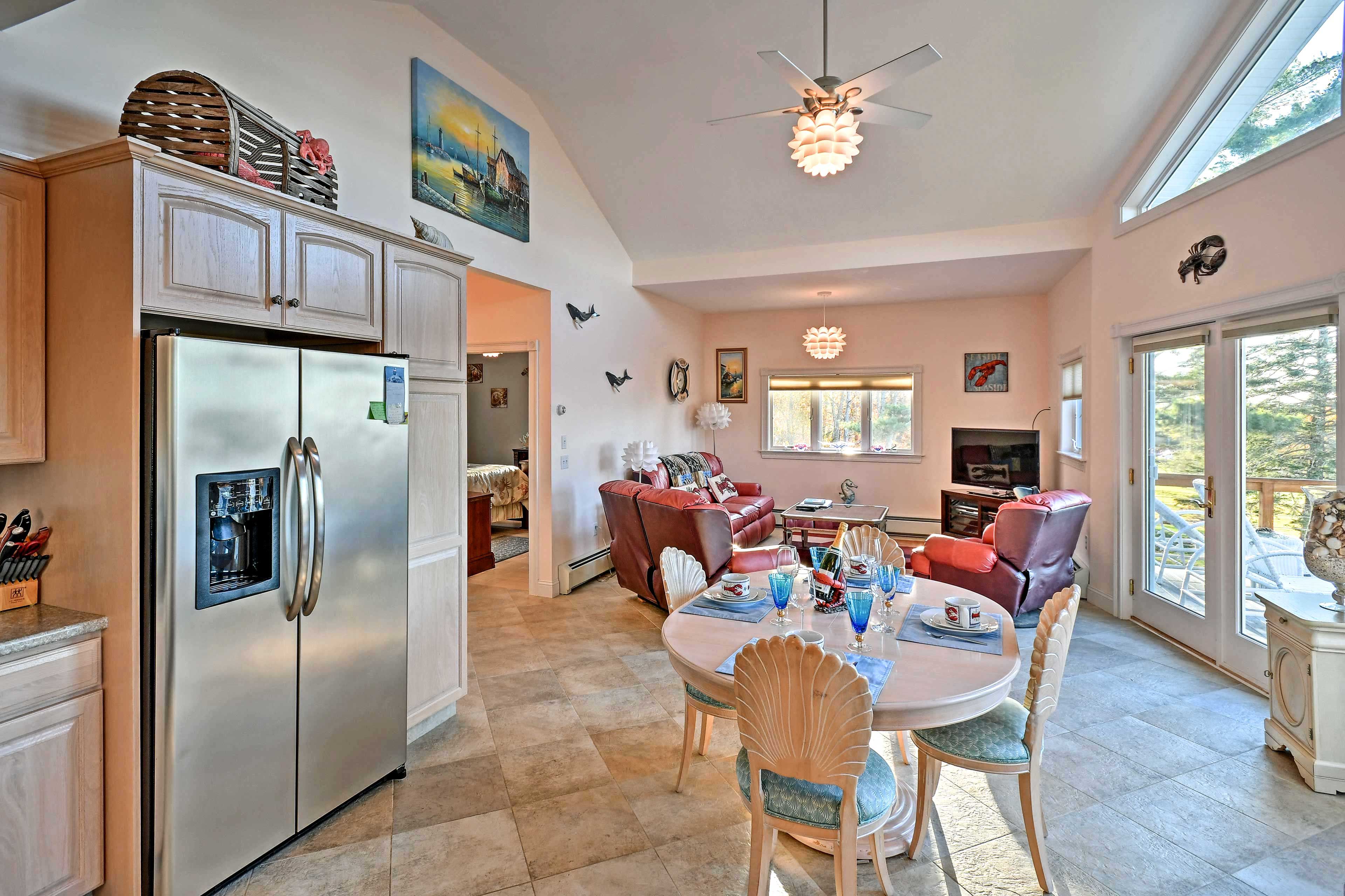 Dining Area | Dishes & Flatware Provided
