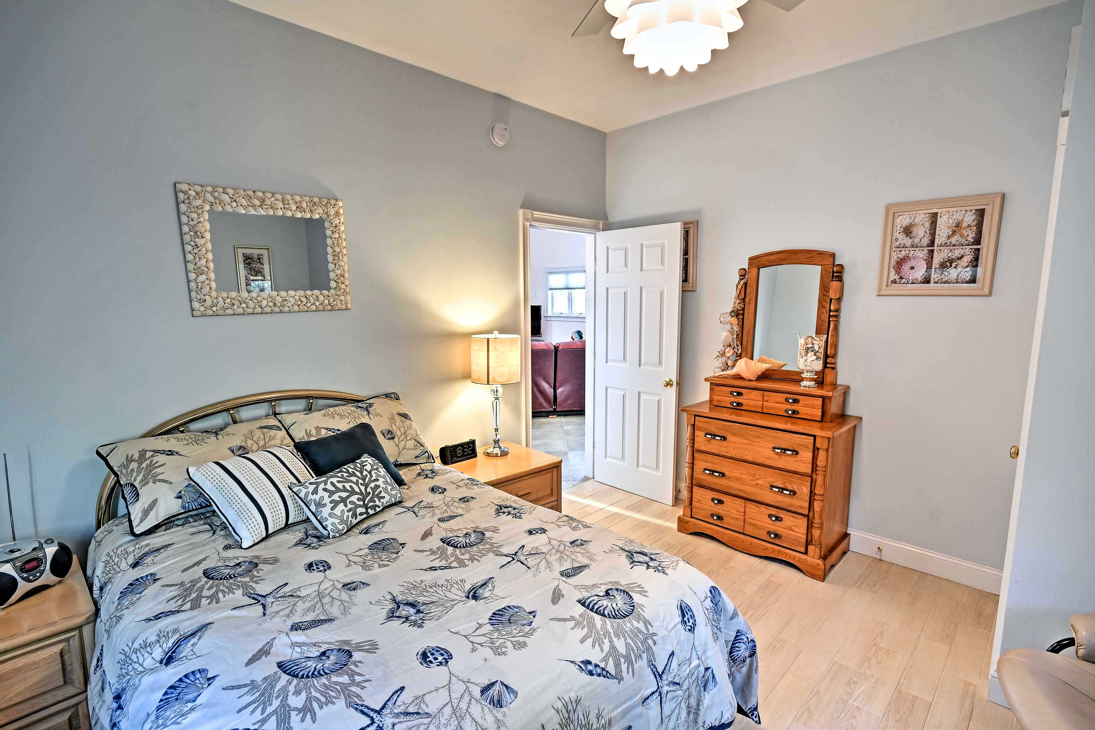 Bedroom 1 | Queen Bed