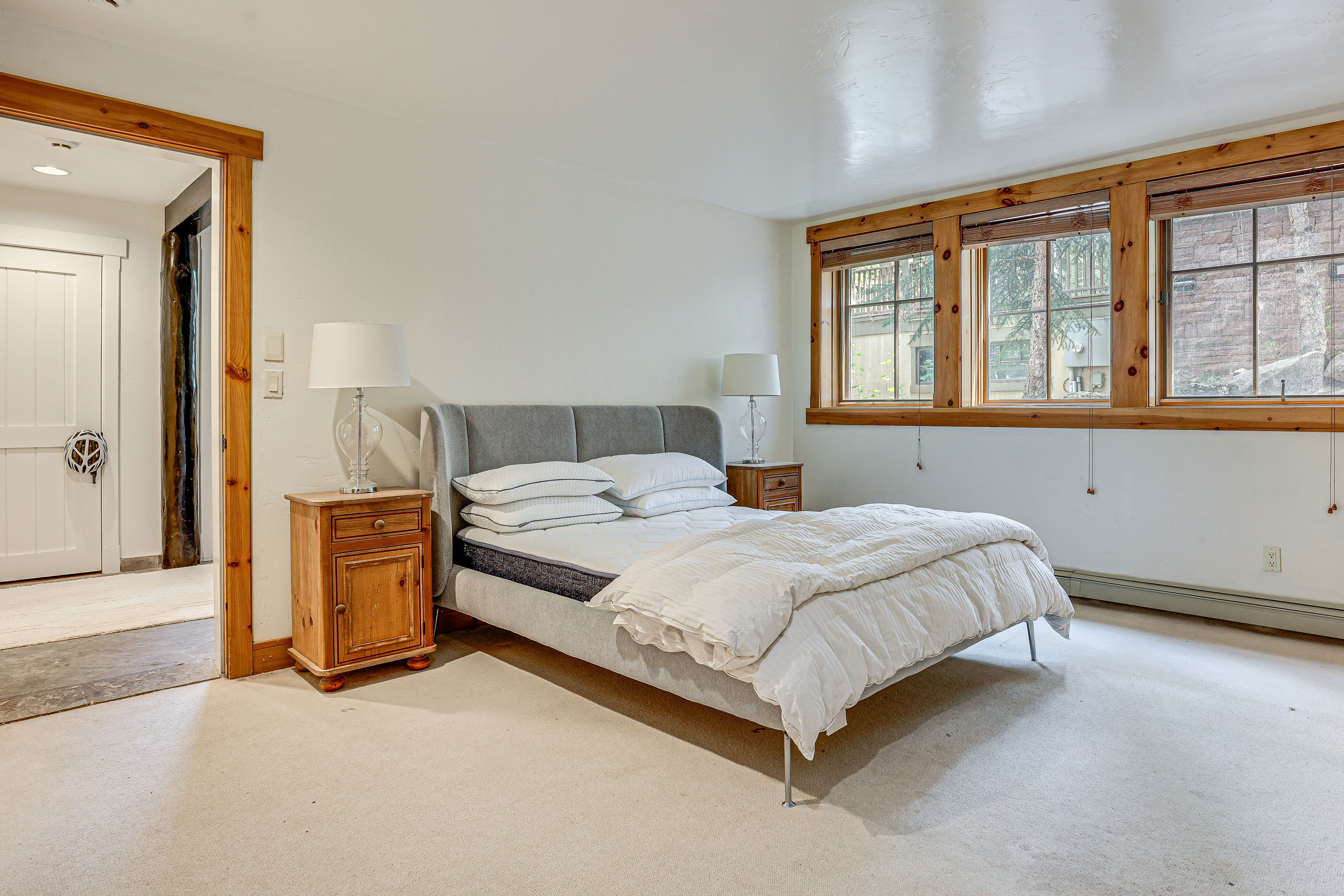Bedroom 4 | Queen Bed | En-Suite Jack-n-Jill Bathroom