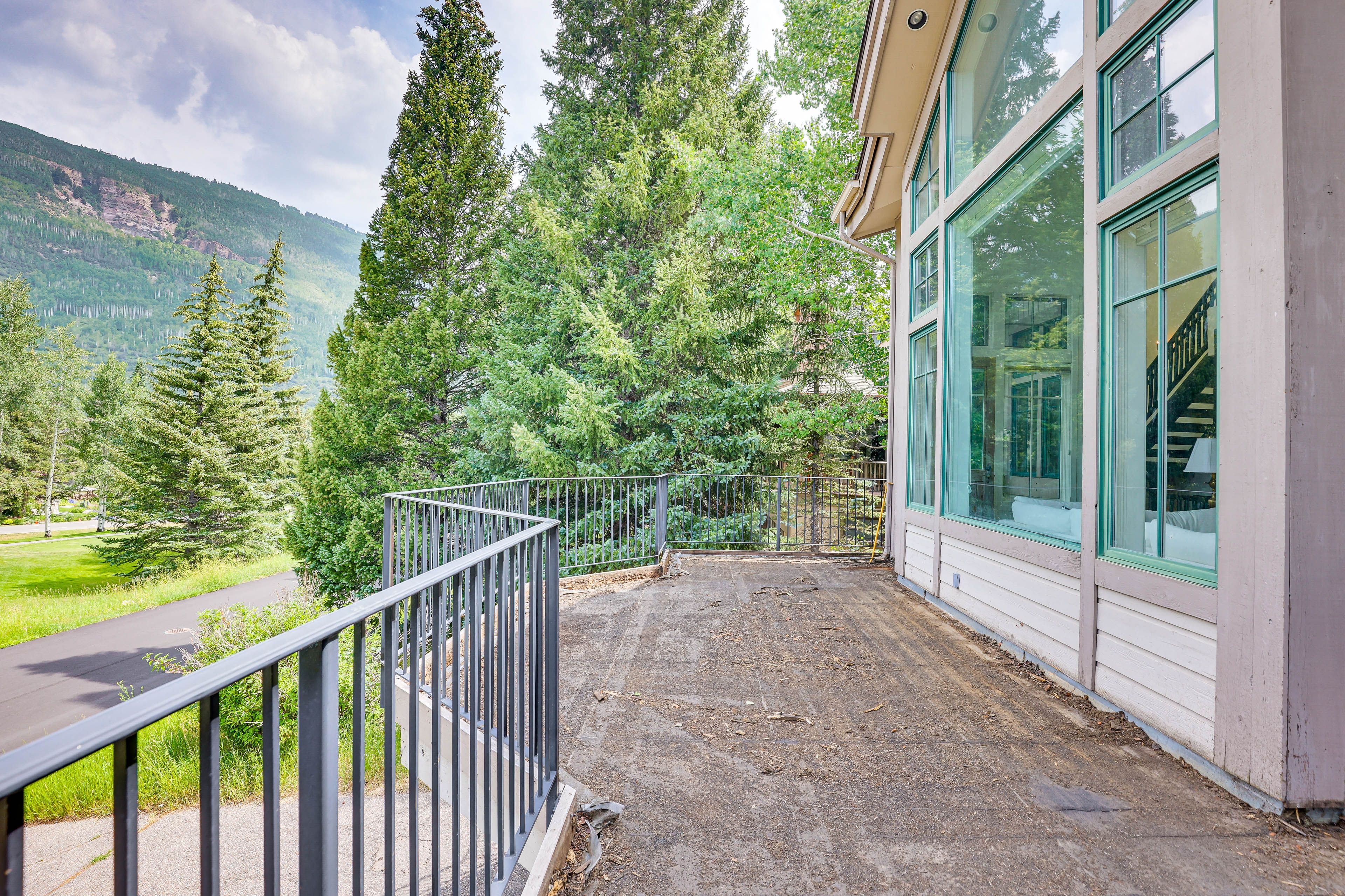Deck | Mountain & Golf Course Views